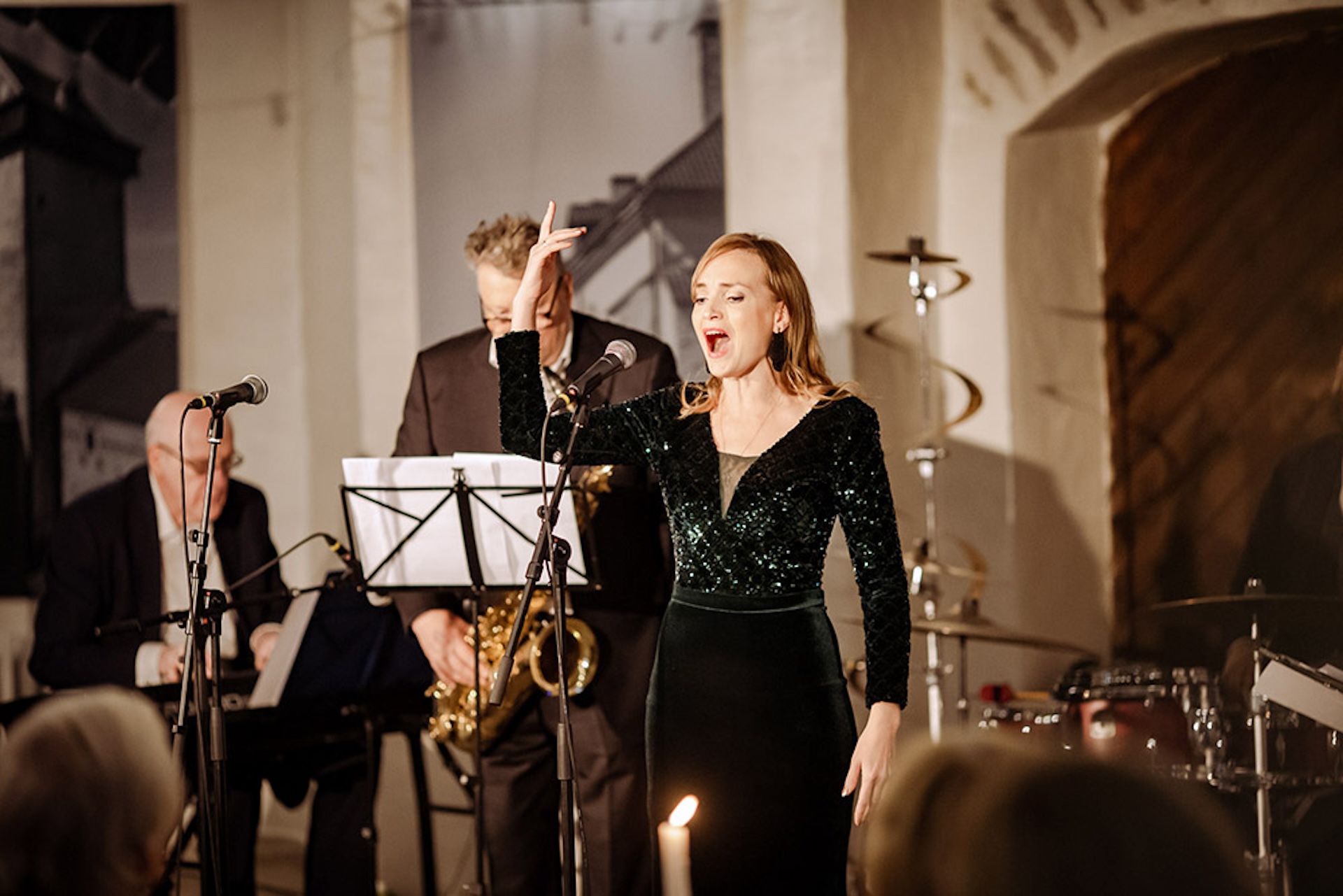 Sieviete uzstājoties Narvas Operas dienās