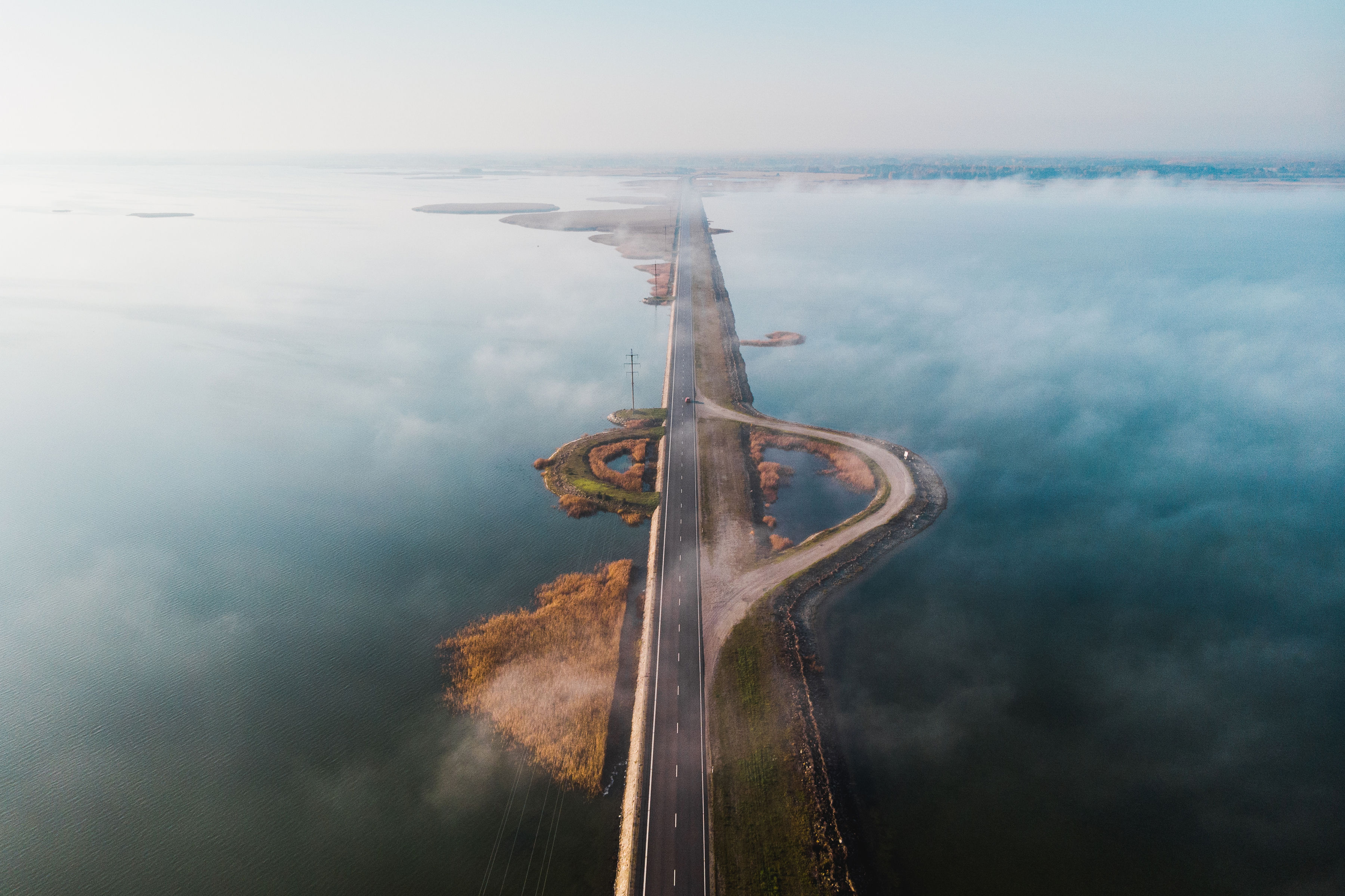 Damm zwischen der Insel Muhu und Saaremaa