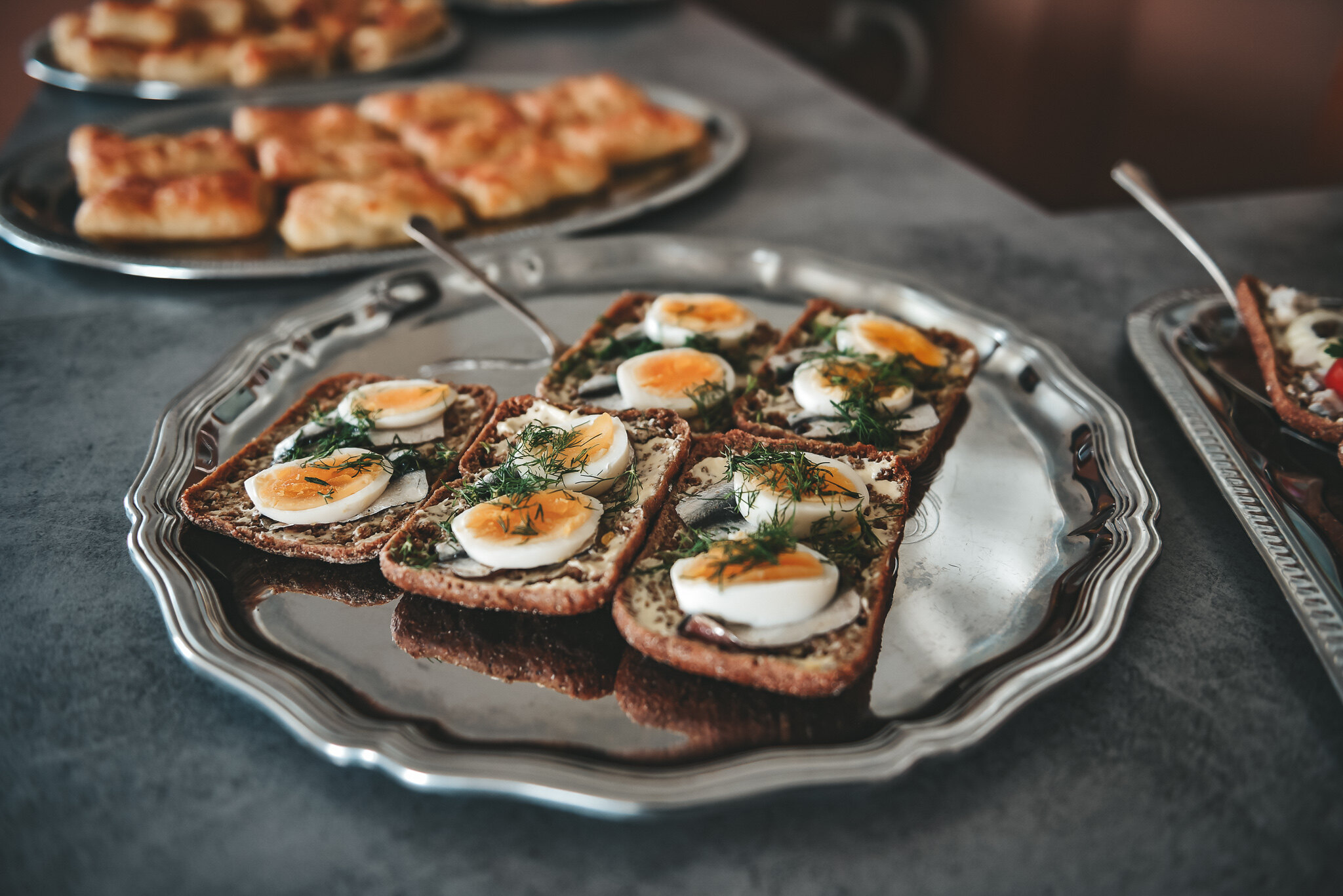 Sprotten mit Ei und Dill auf Roggenbrot, Kiluvõileib