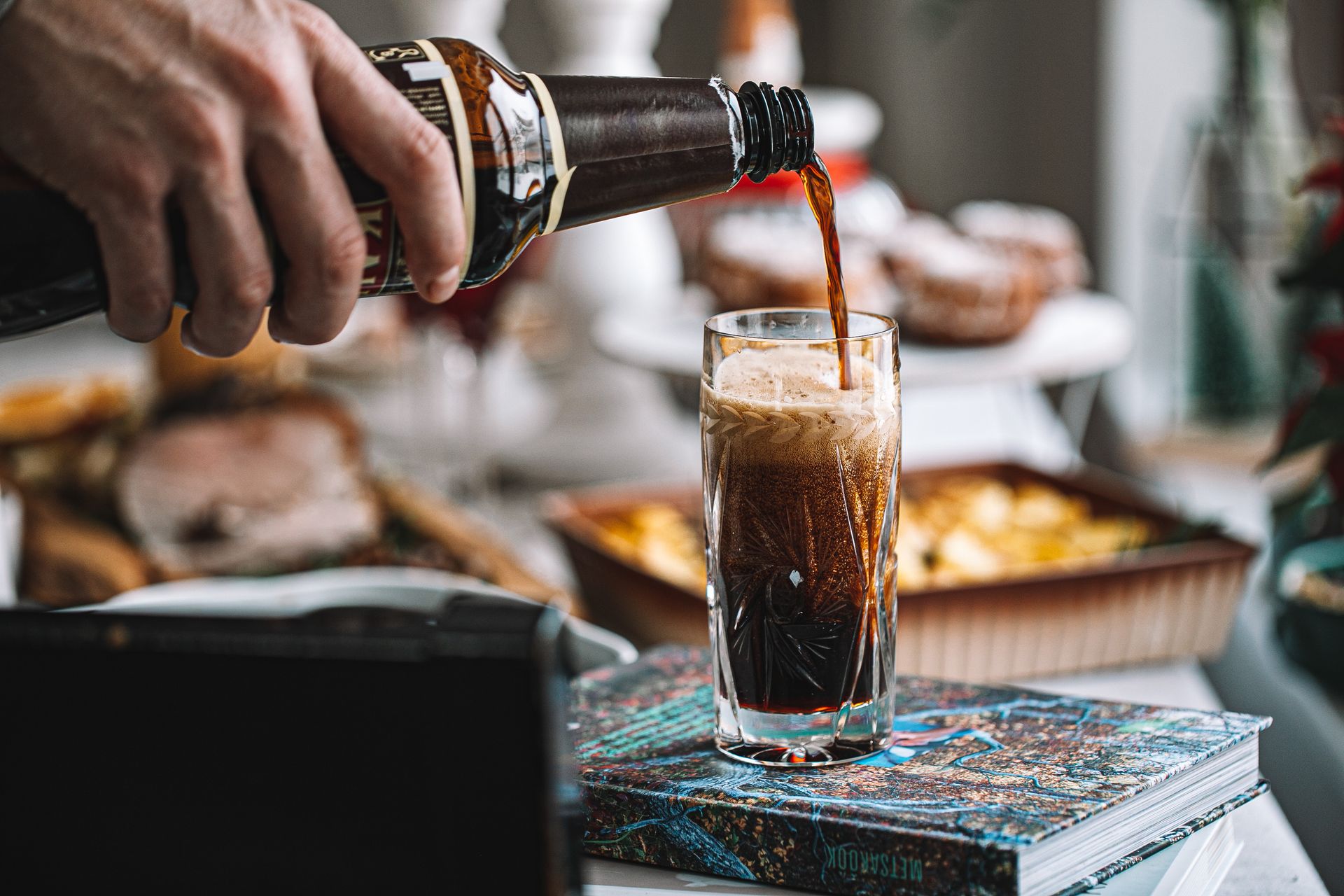 Ein dunkles Bier wird in ein Glas gegossen