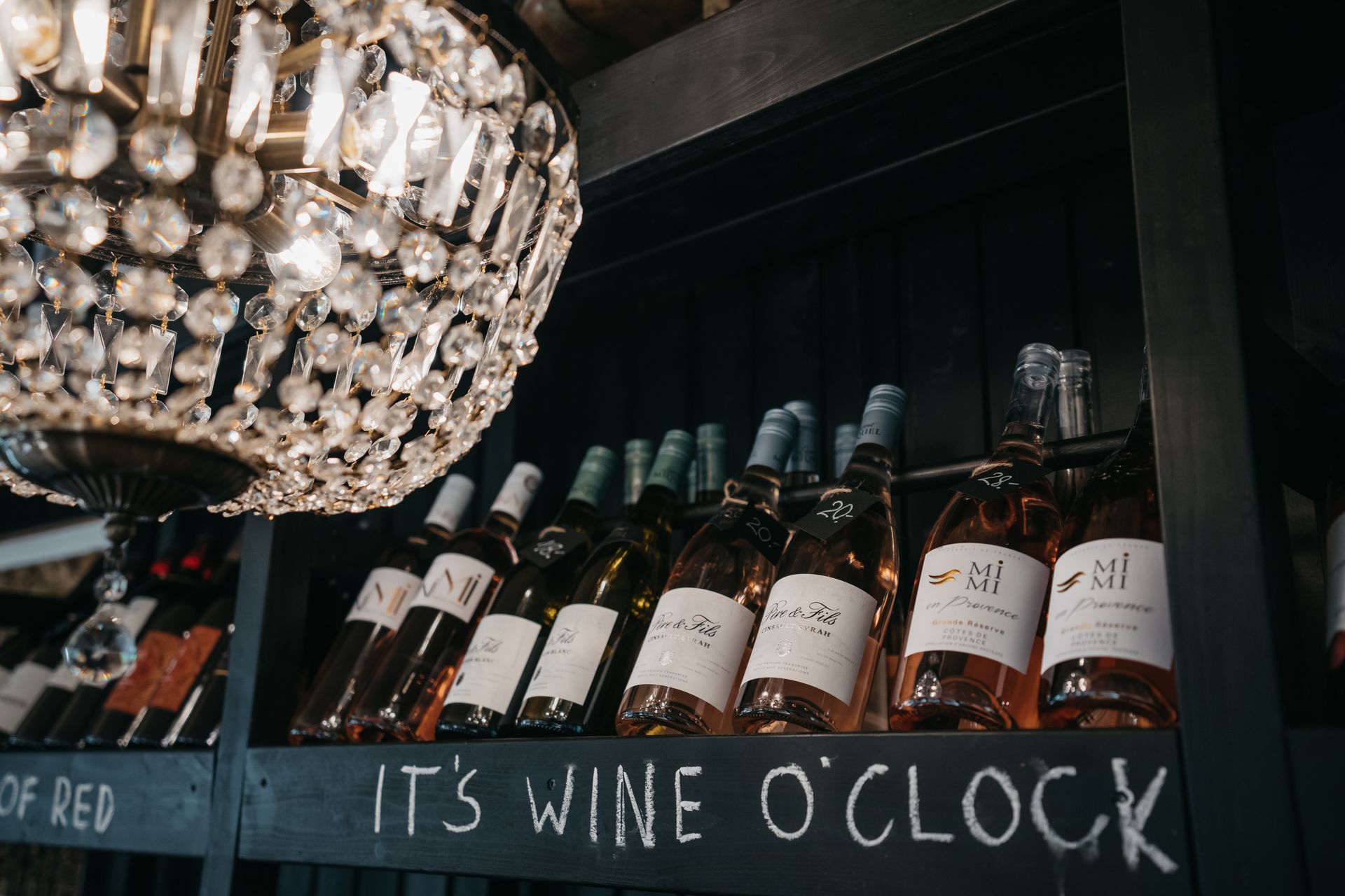 Weine im Weinregal der Verevi veiniveranda