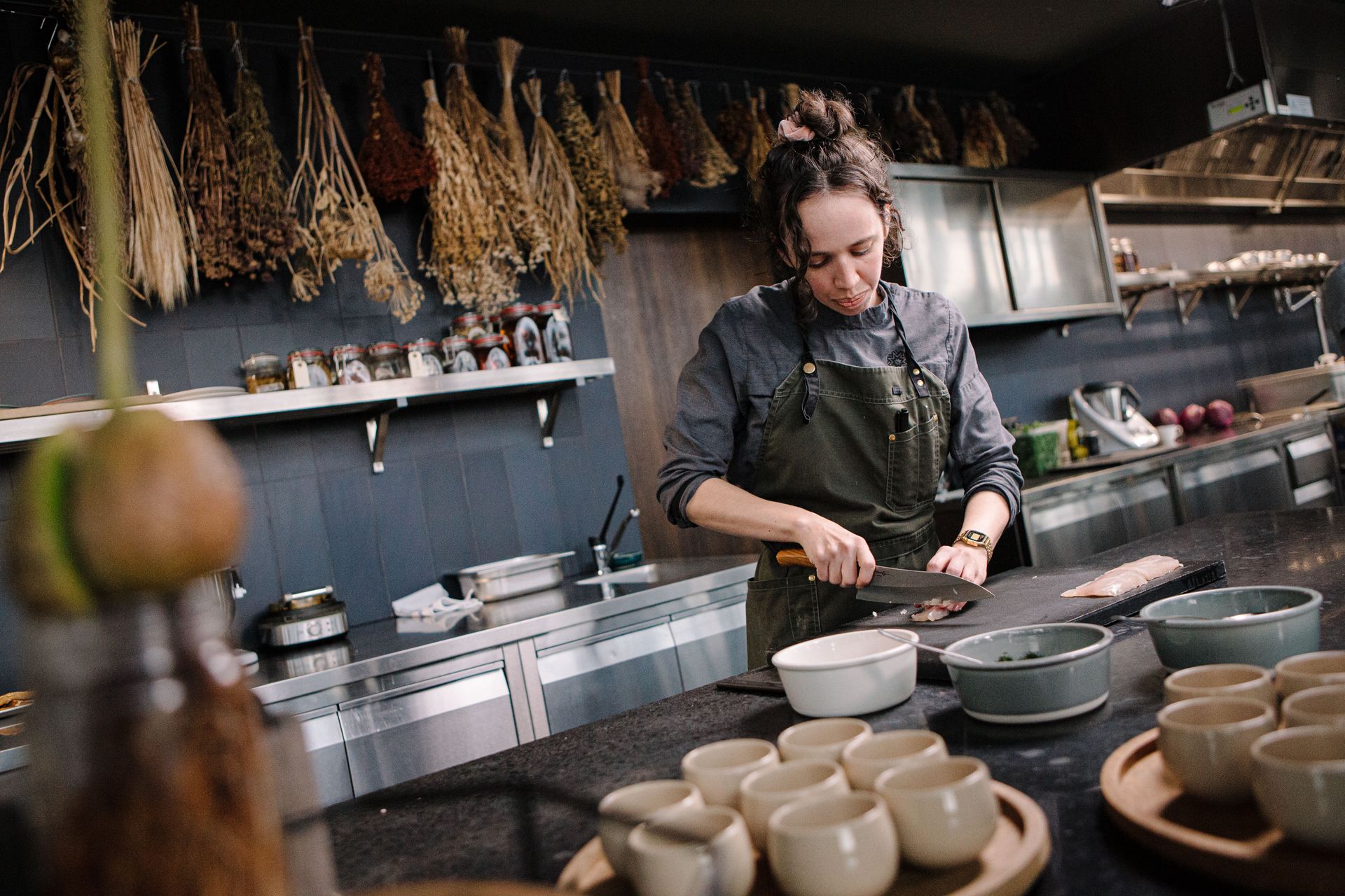 Eine estnische Köchin bereitet ein Zero-waste-Dinner zu