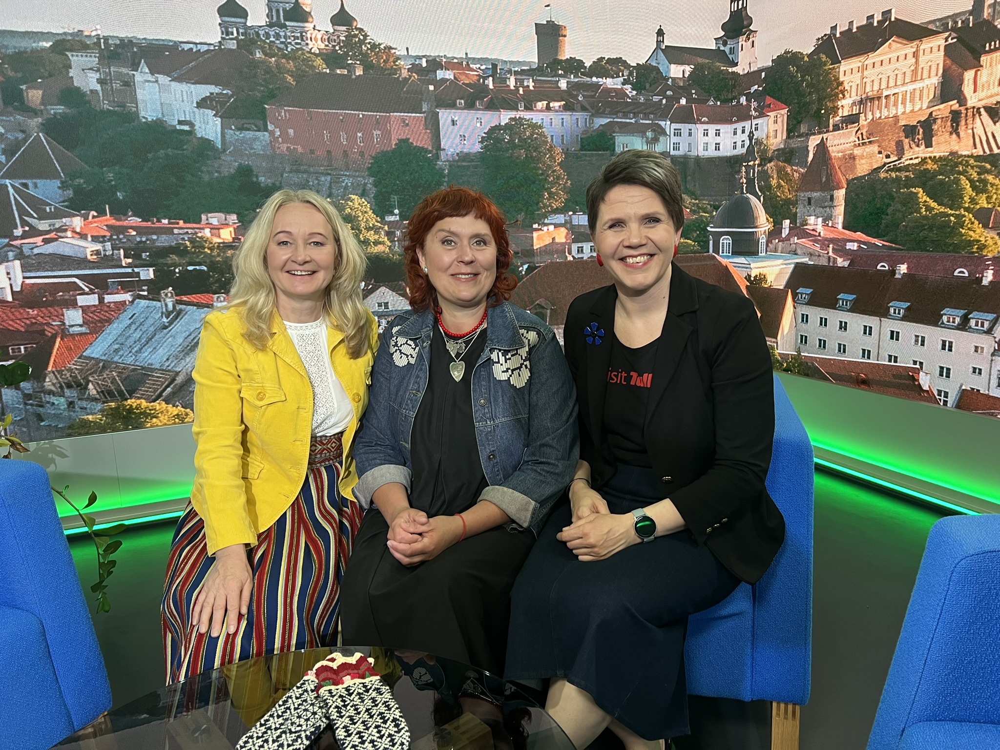 TV studio ja juontajat