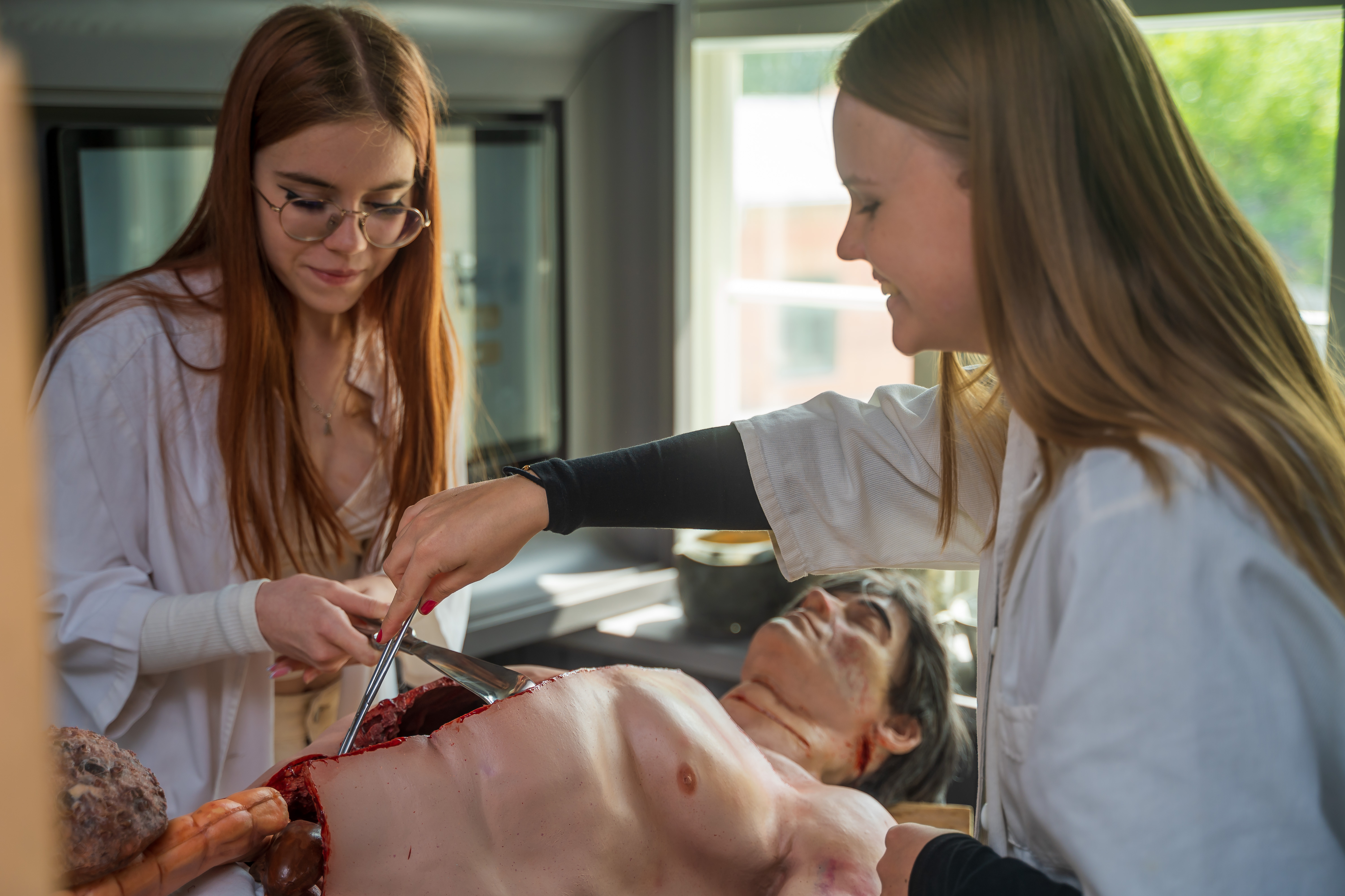 Tüdrukud katsetavad anatoomia töötuba