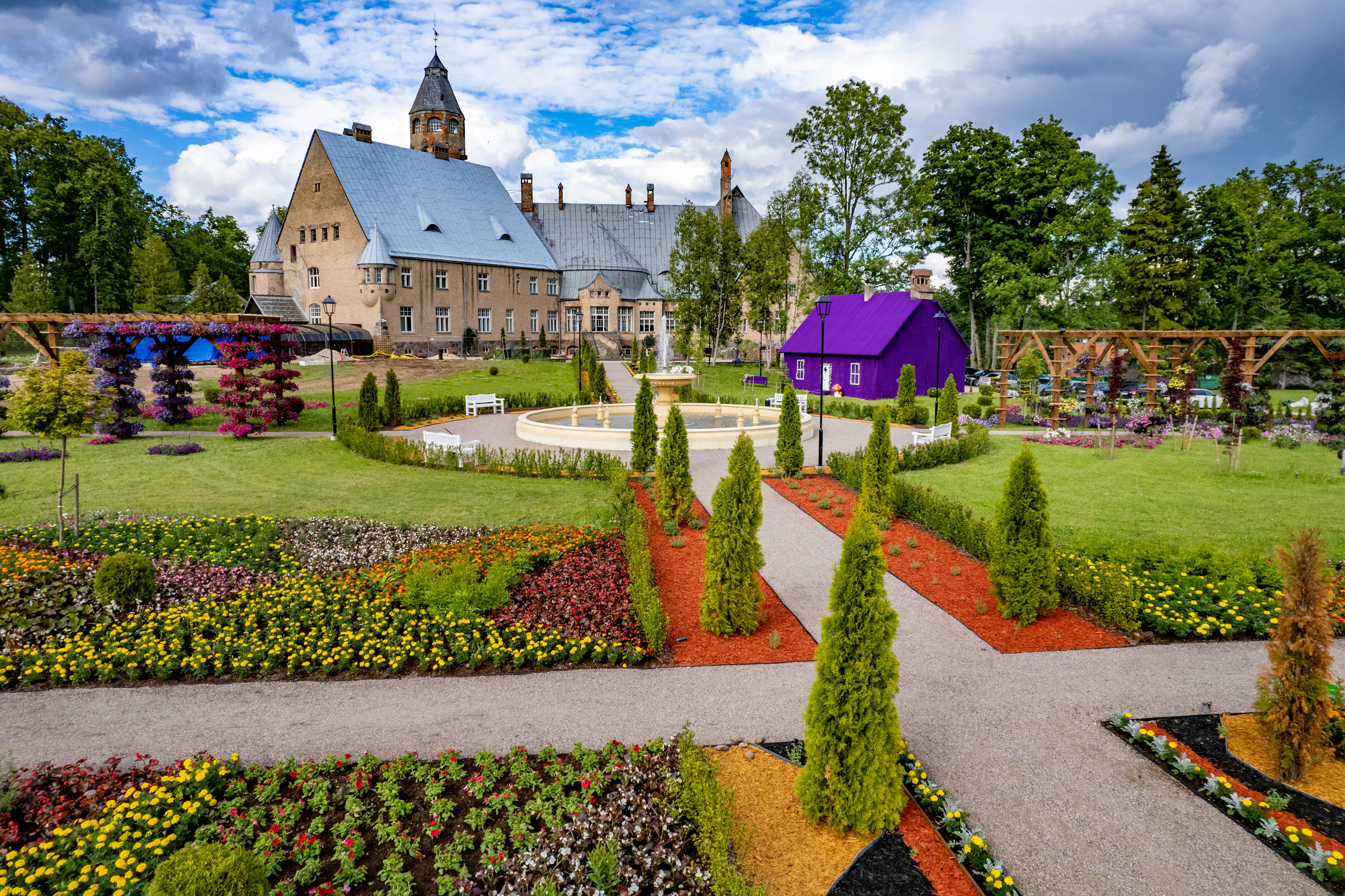 Family holiday in Estonia to manor park surrounding Taagepera Castle