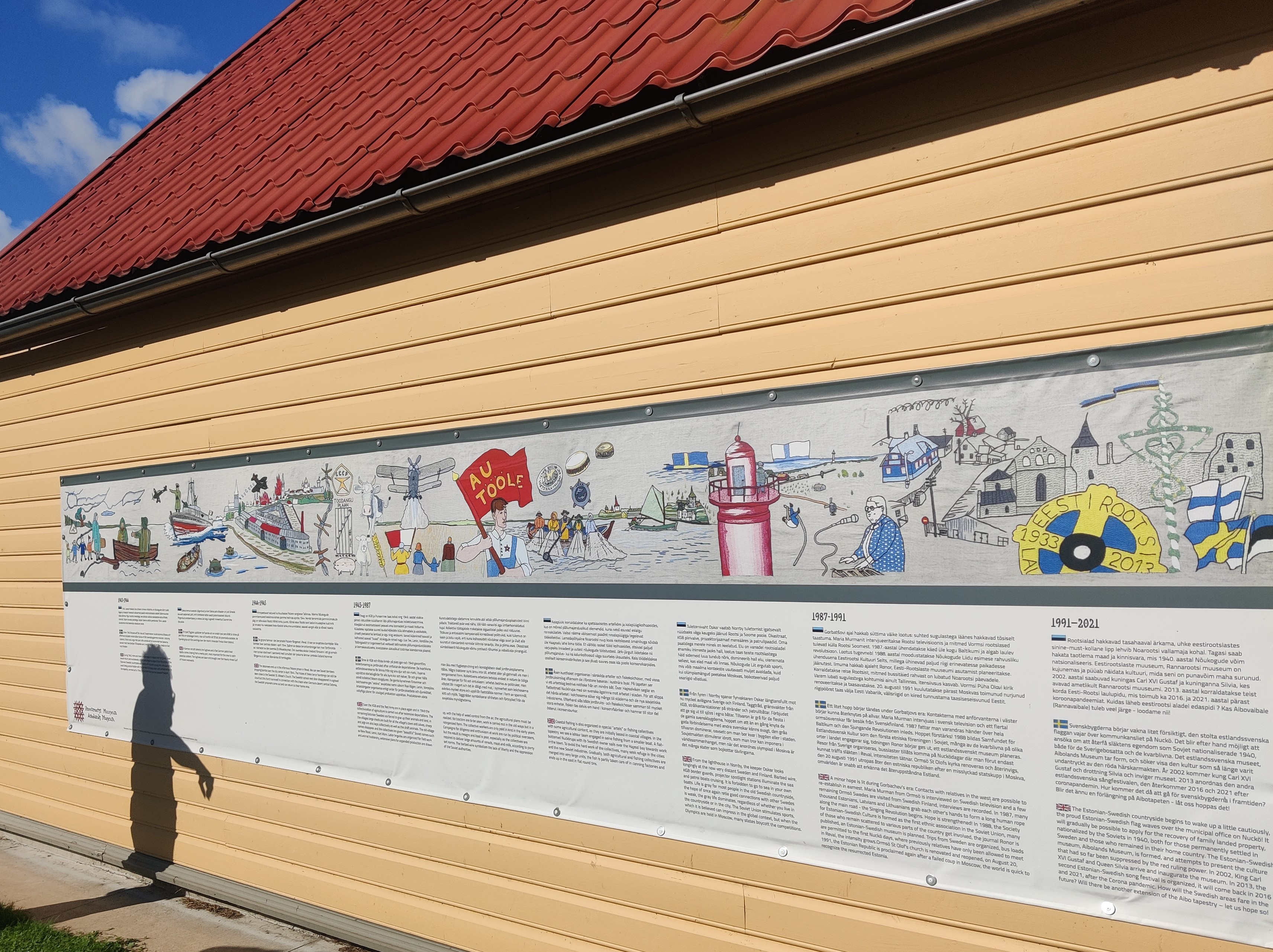 Rannarootsi muuseumi välisein, millel on rannavaiba koopia