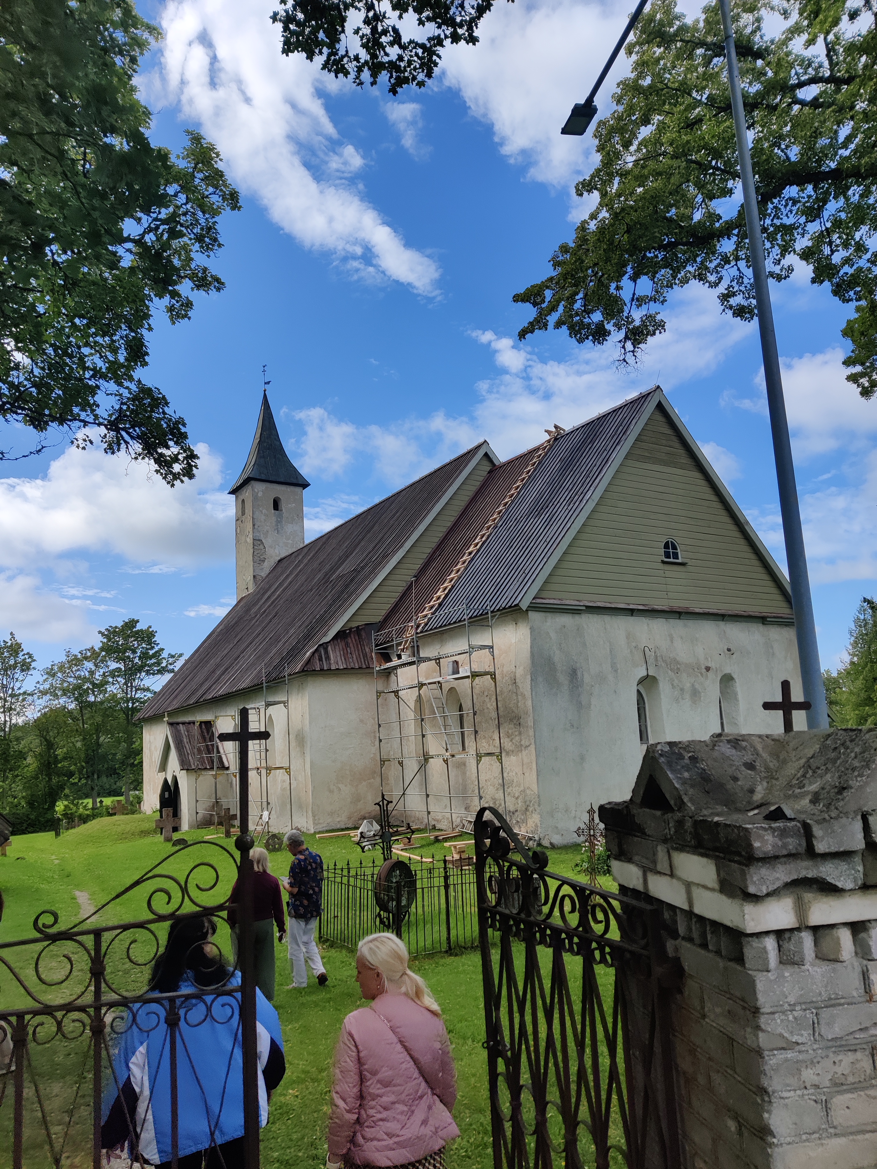 Noarootsi kirik suvisel päeval