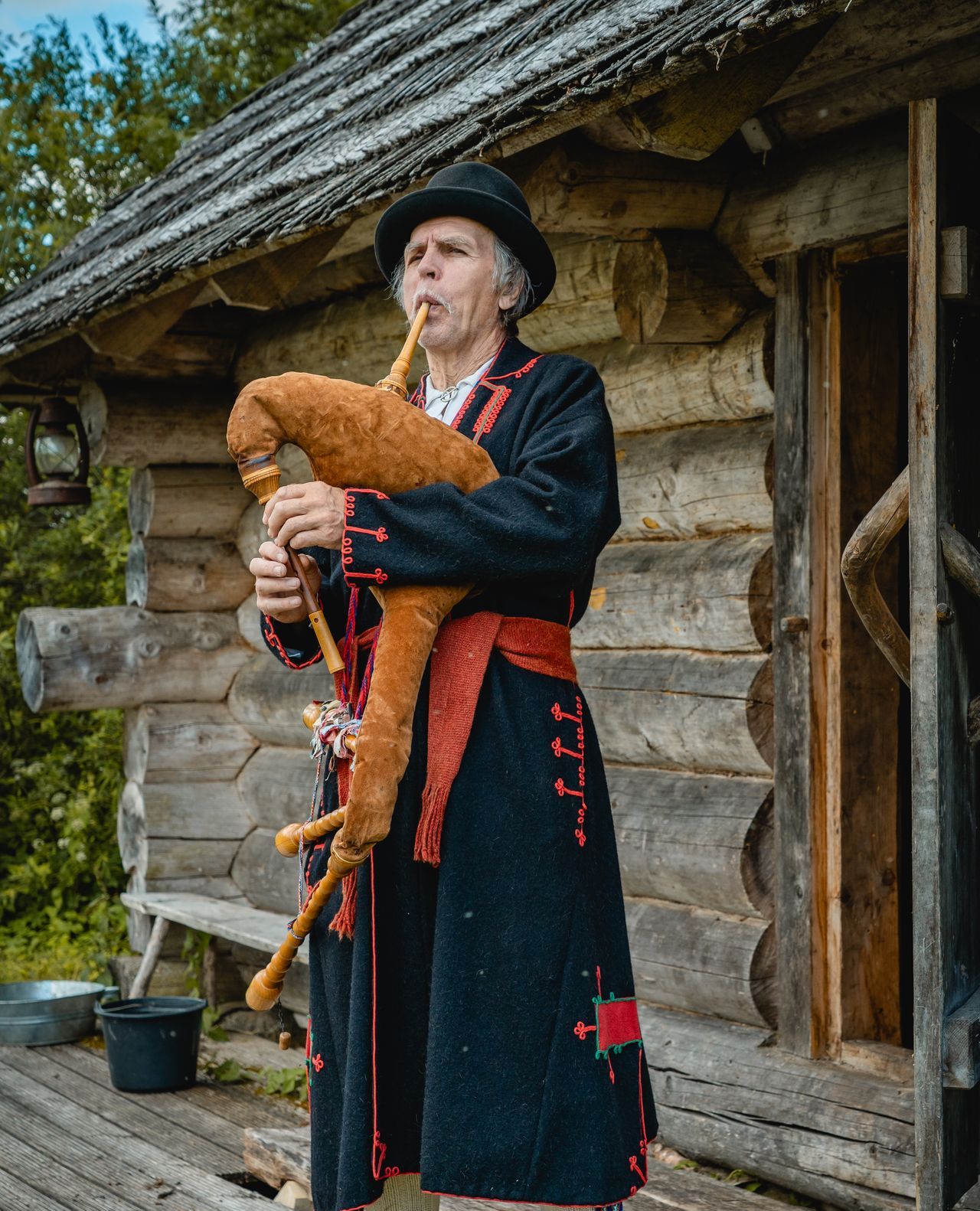 Mulgi kuues mees mängib torupilli