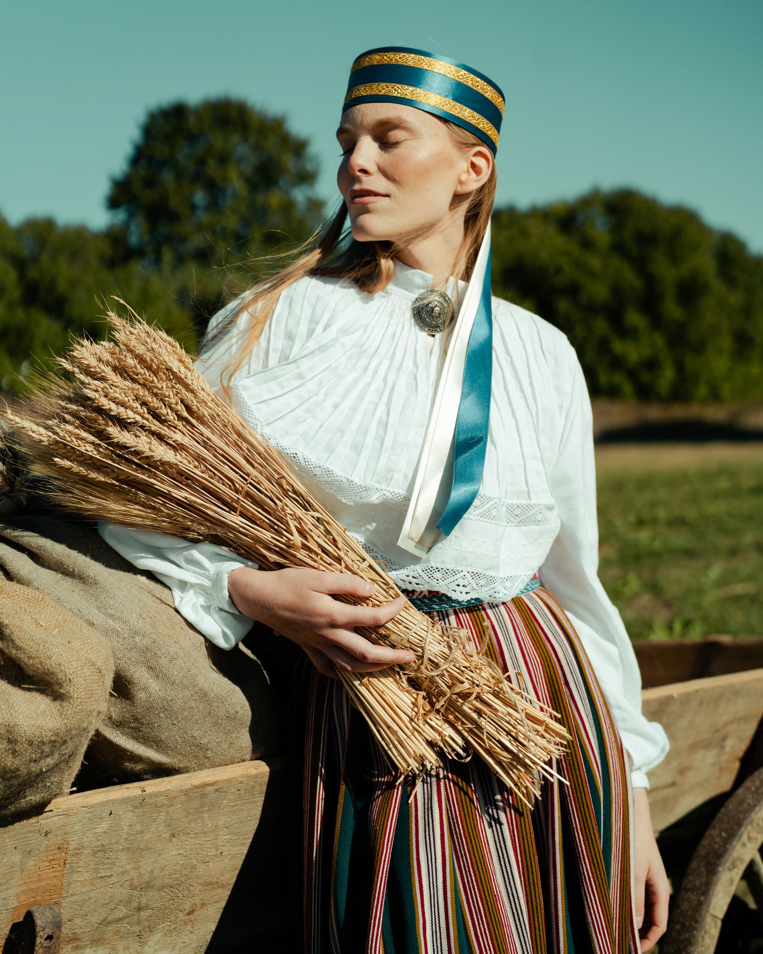 Eine Frau in Tracht mit einer Ährengarbe