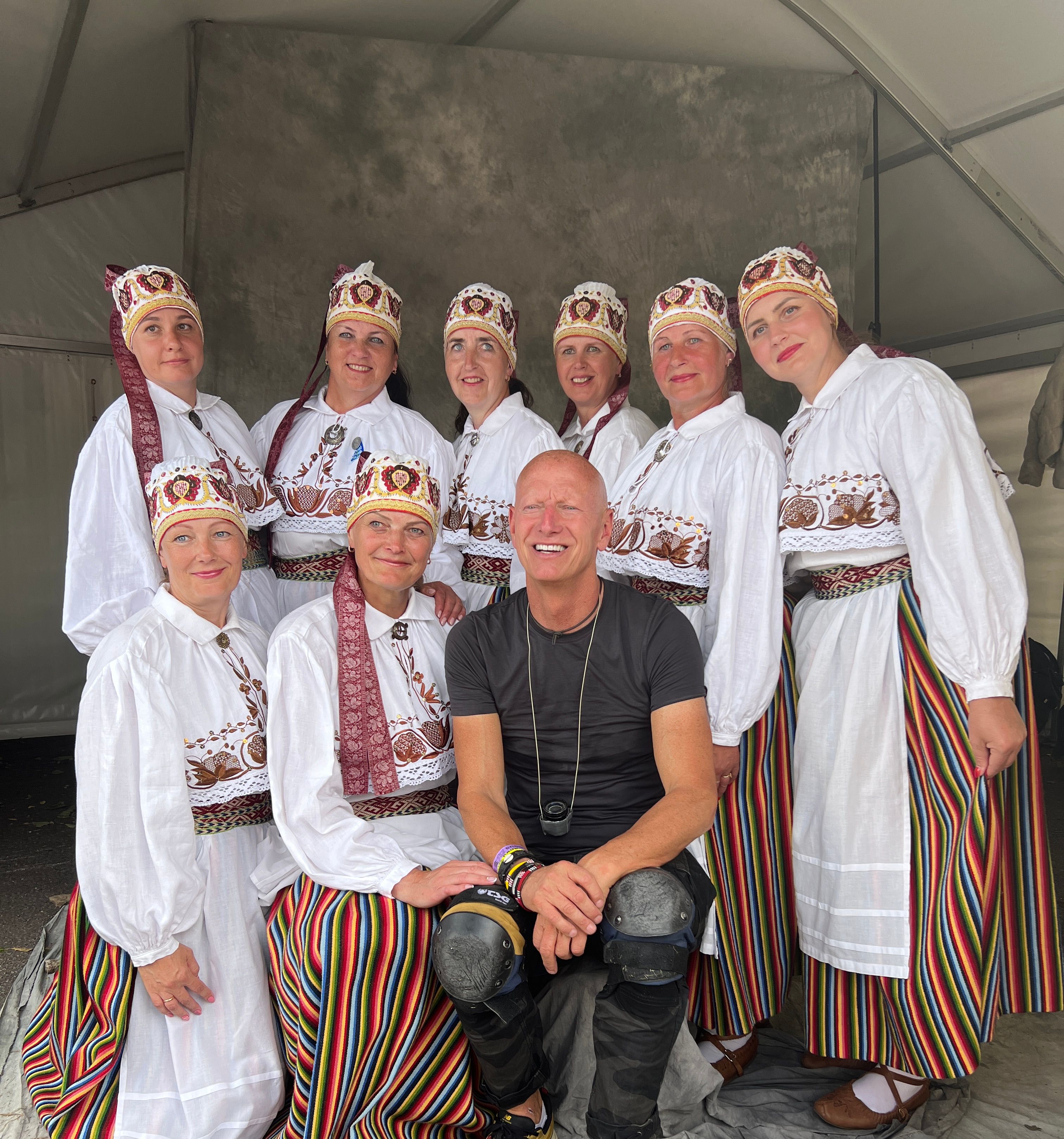 Jimmy Nelson rahvatantsijatega