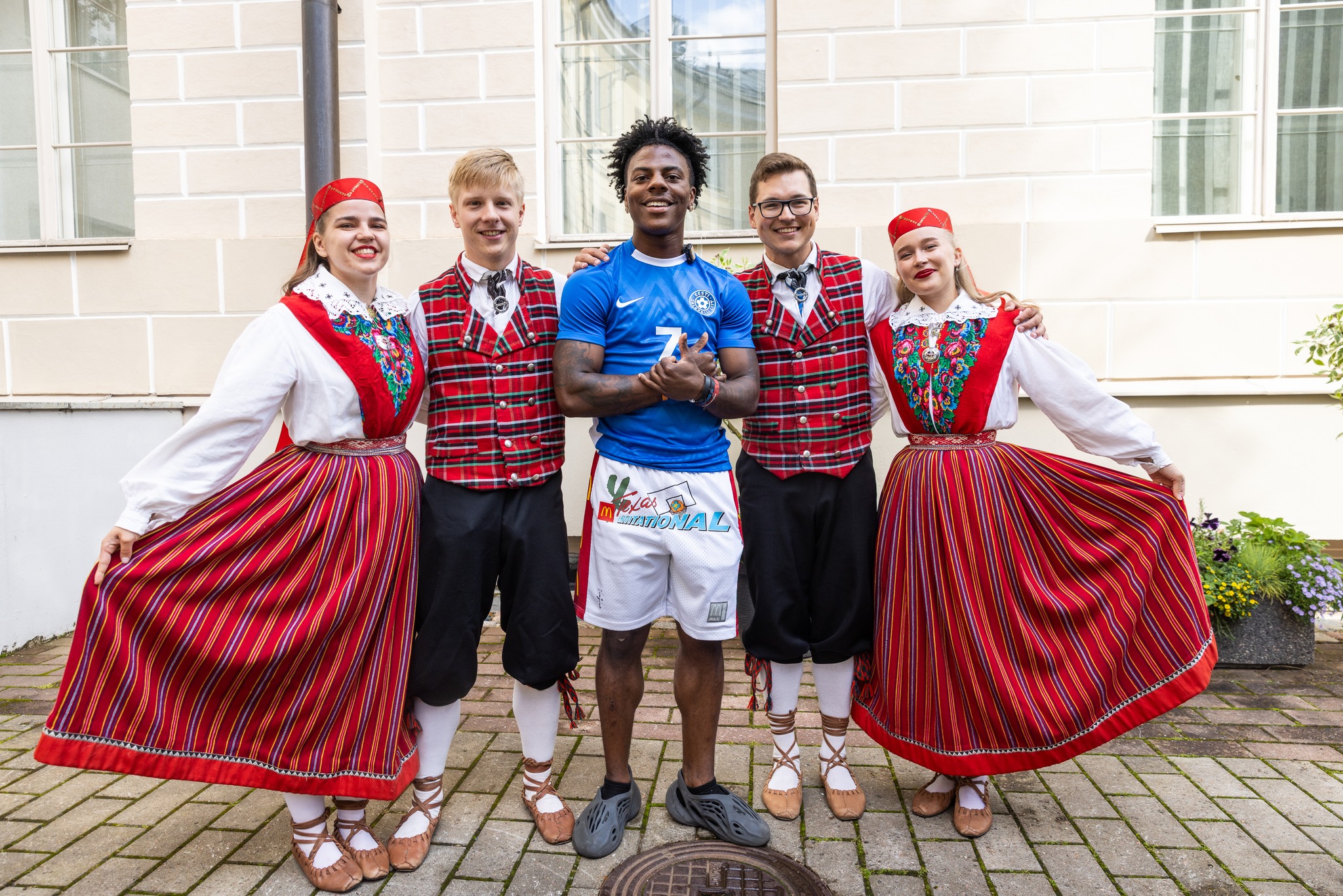 IShowSpeed Eesti rahvatantsijatega