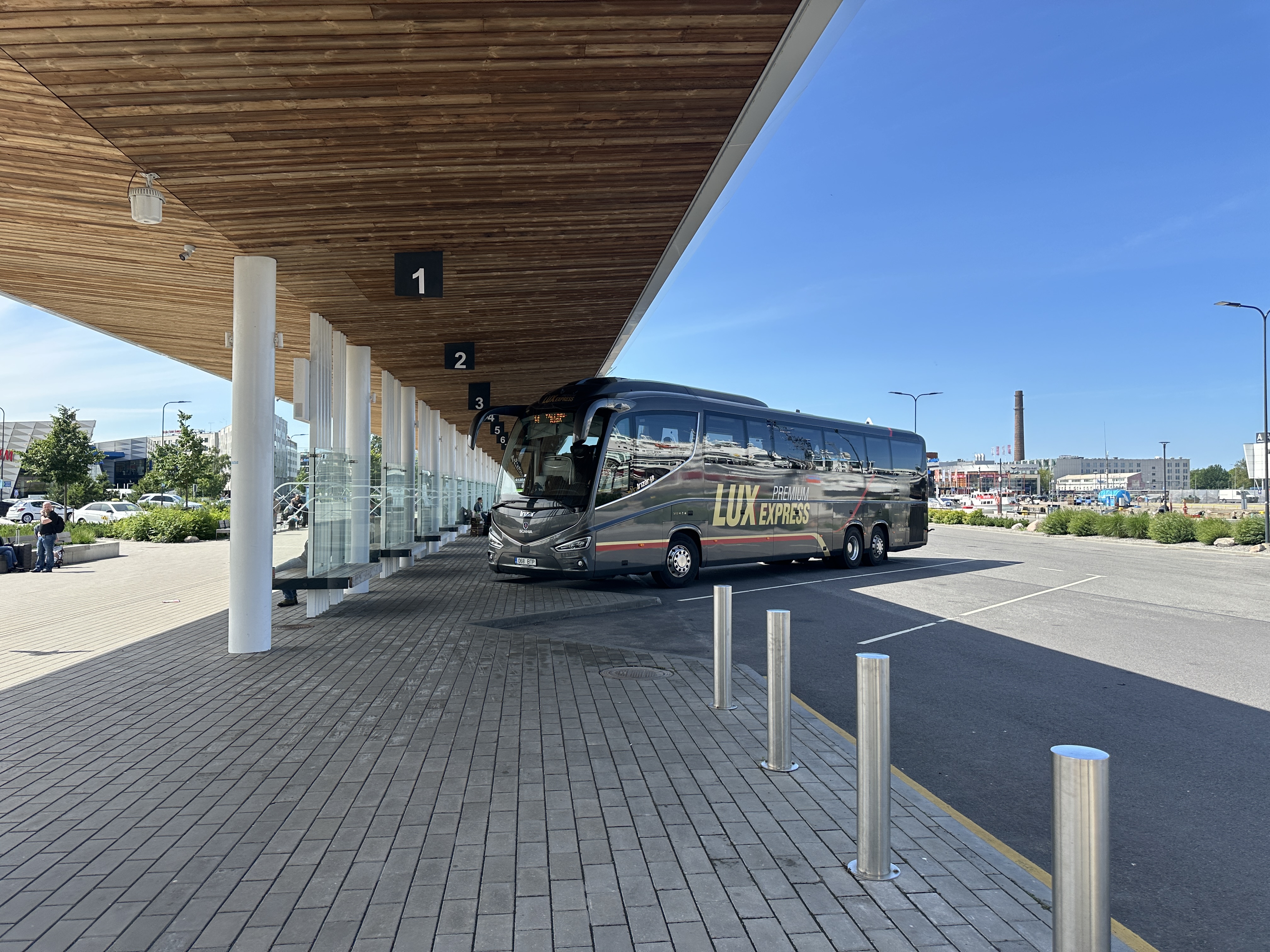 Lux Express bussi pysähtyy D-terminaalissa