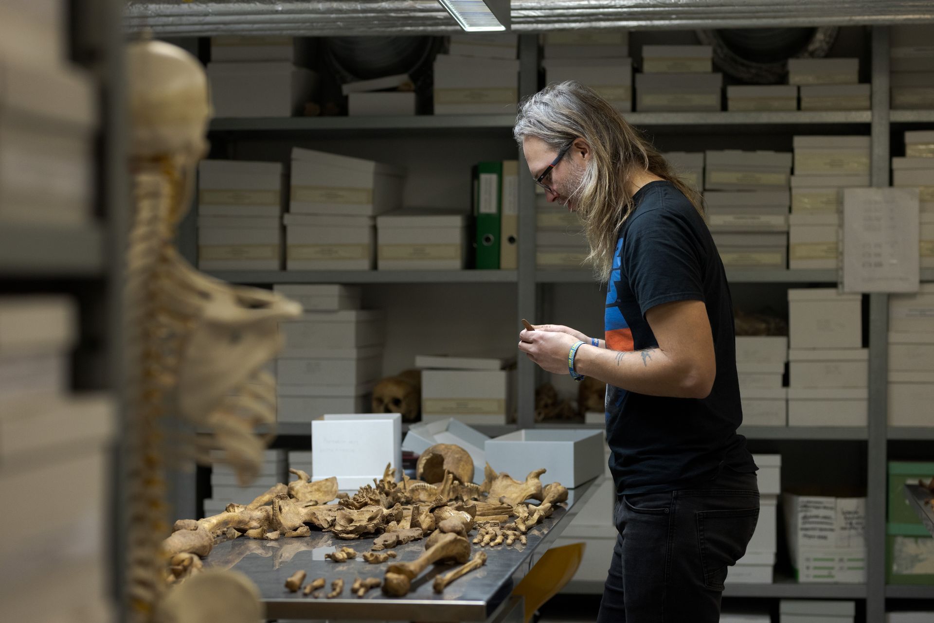 Urzeitliche Funde estnischer Kultur in einem Museum