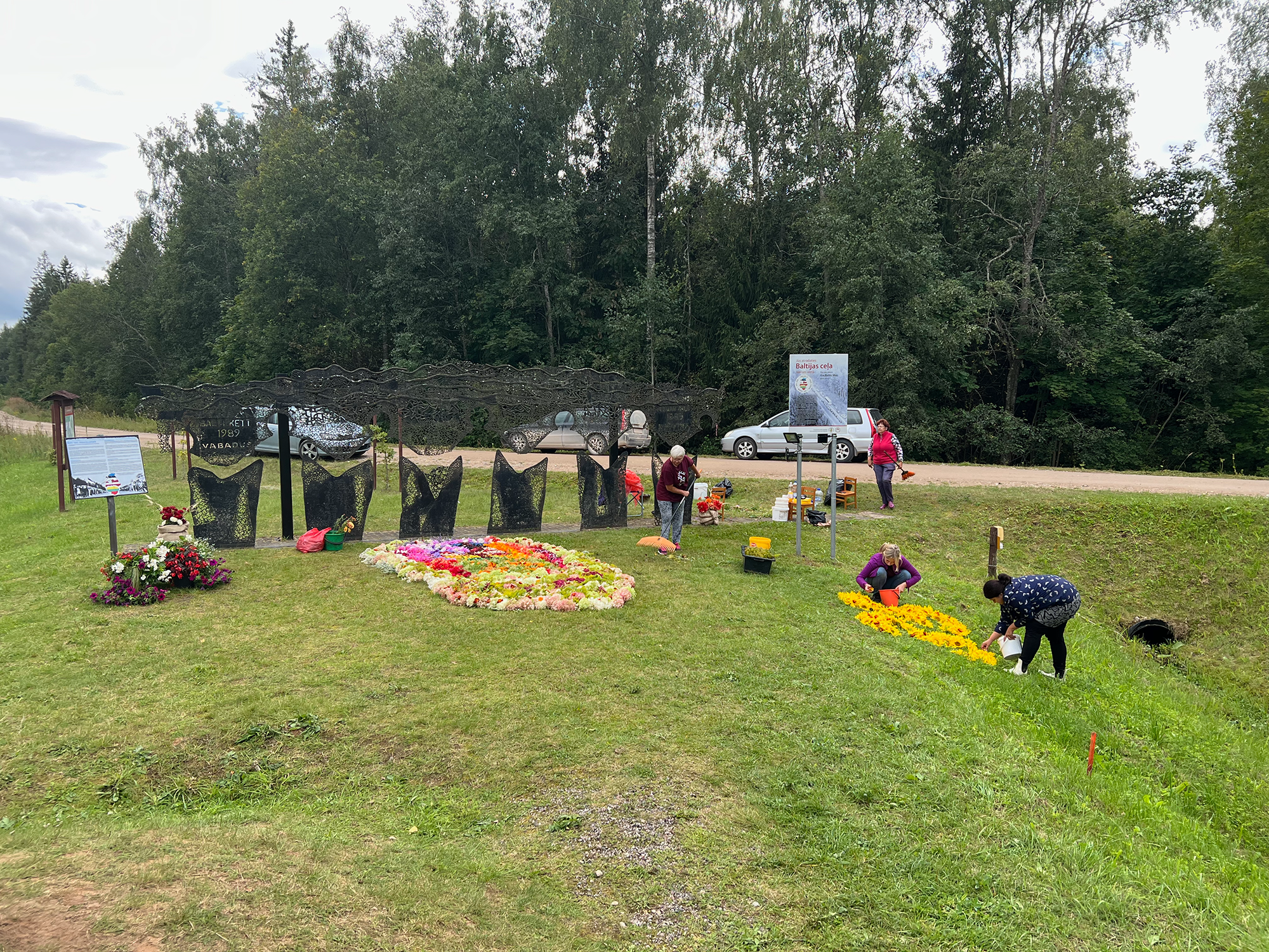 Das Denkmal für den Baltischen Weg an der lettisch-estnischen Grenze, Jahrestag 2024