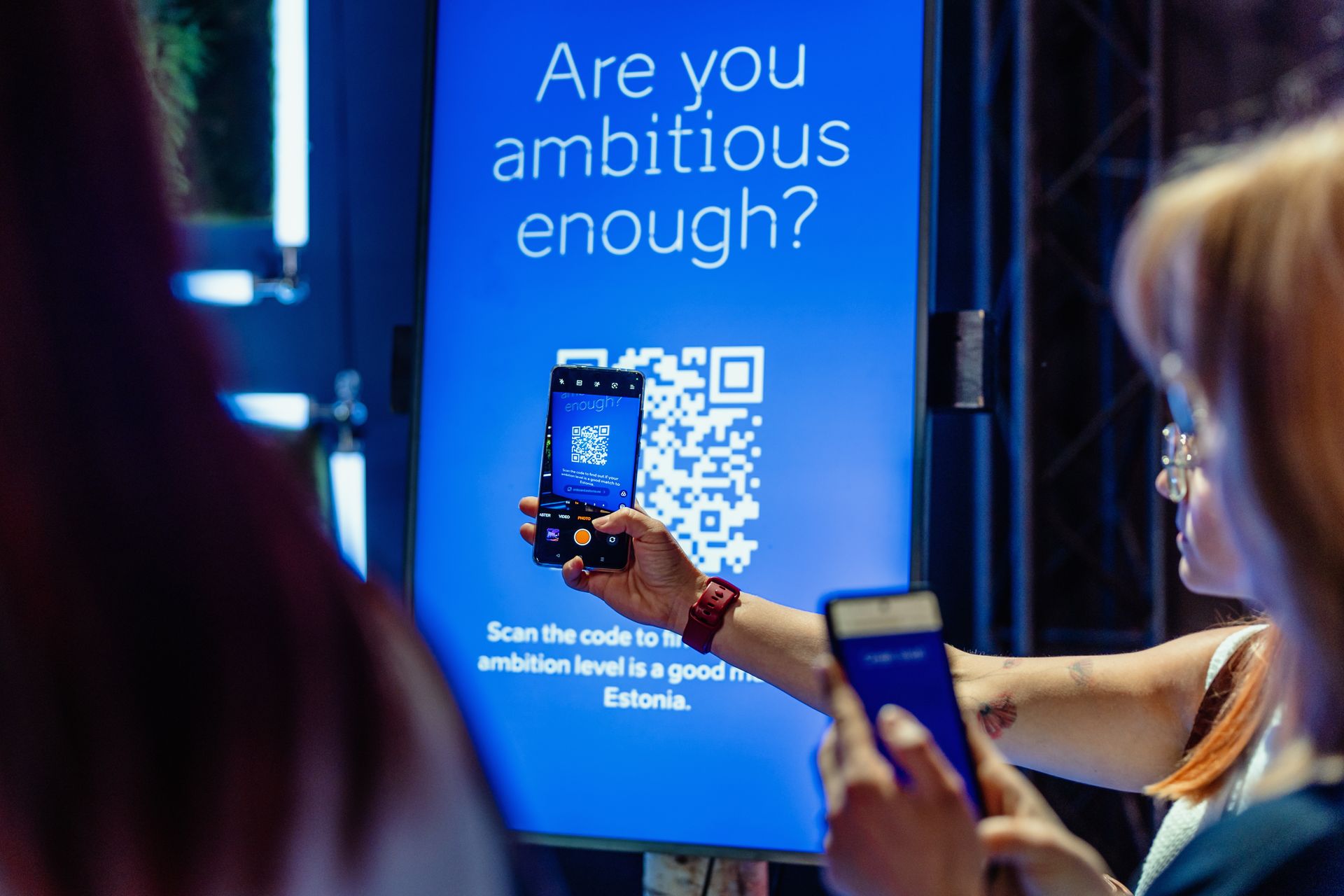 Werbung für einen QR-Code in Estland