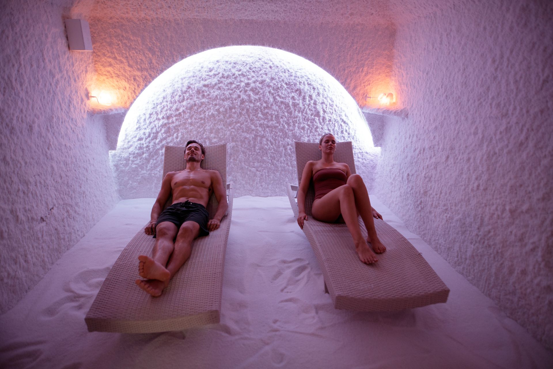 Paar auf Ruheliegen in der Salzgrotte des SPAs des Herrenhauses Saka