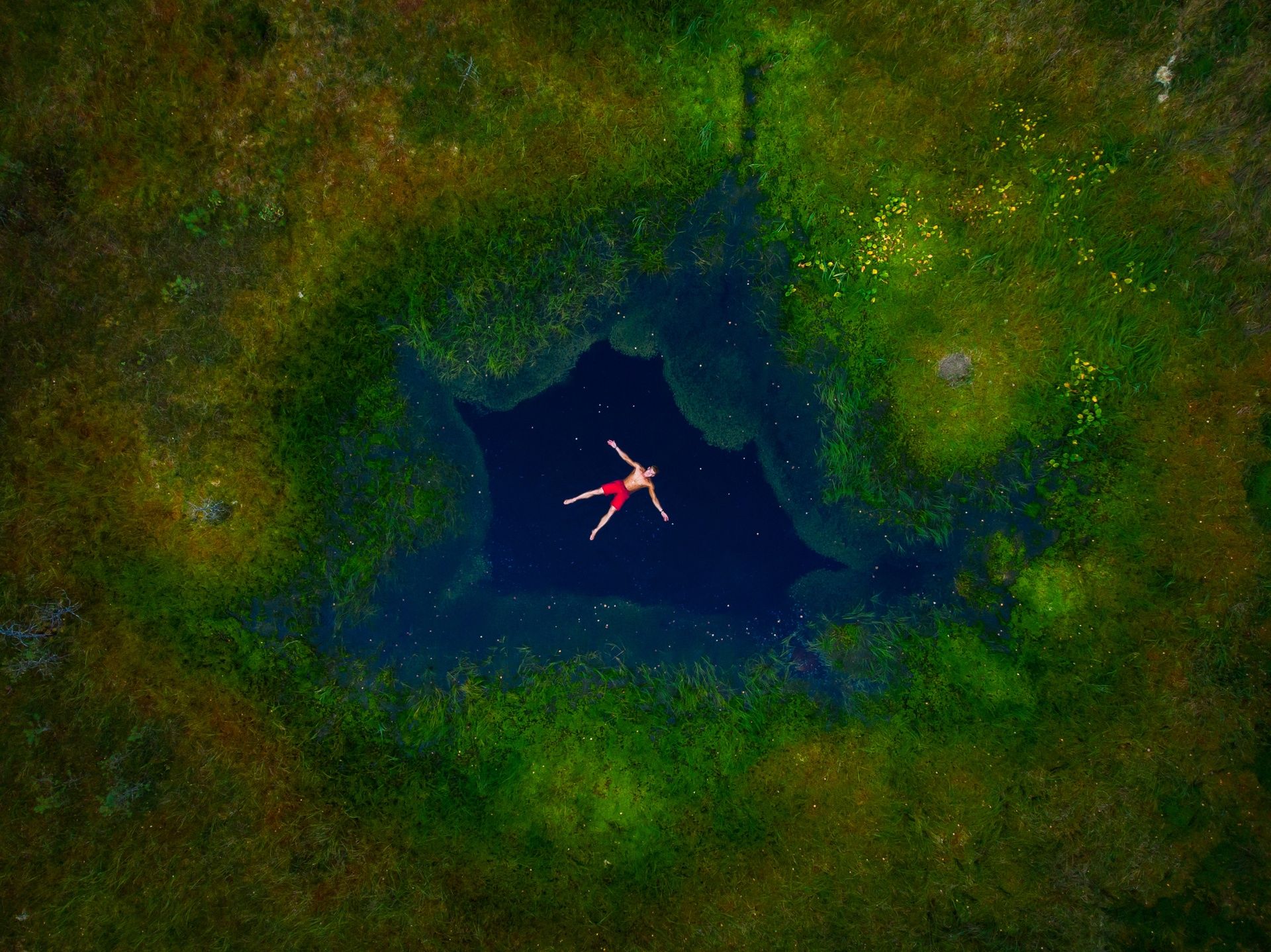 Mann lässt sich in einem Moorsee in Estland treiben