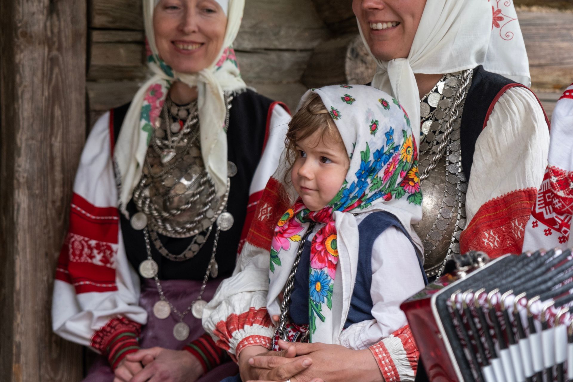 Estnisches Mädchen in regionaler Tracht