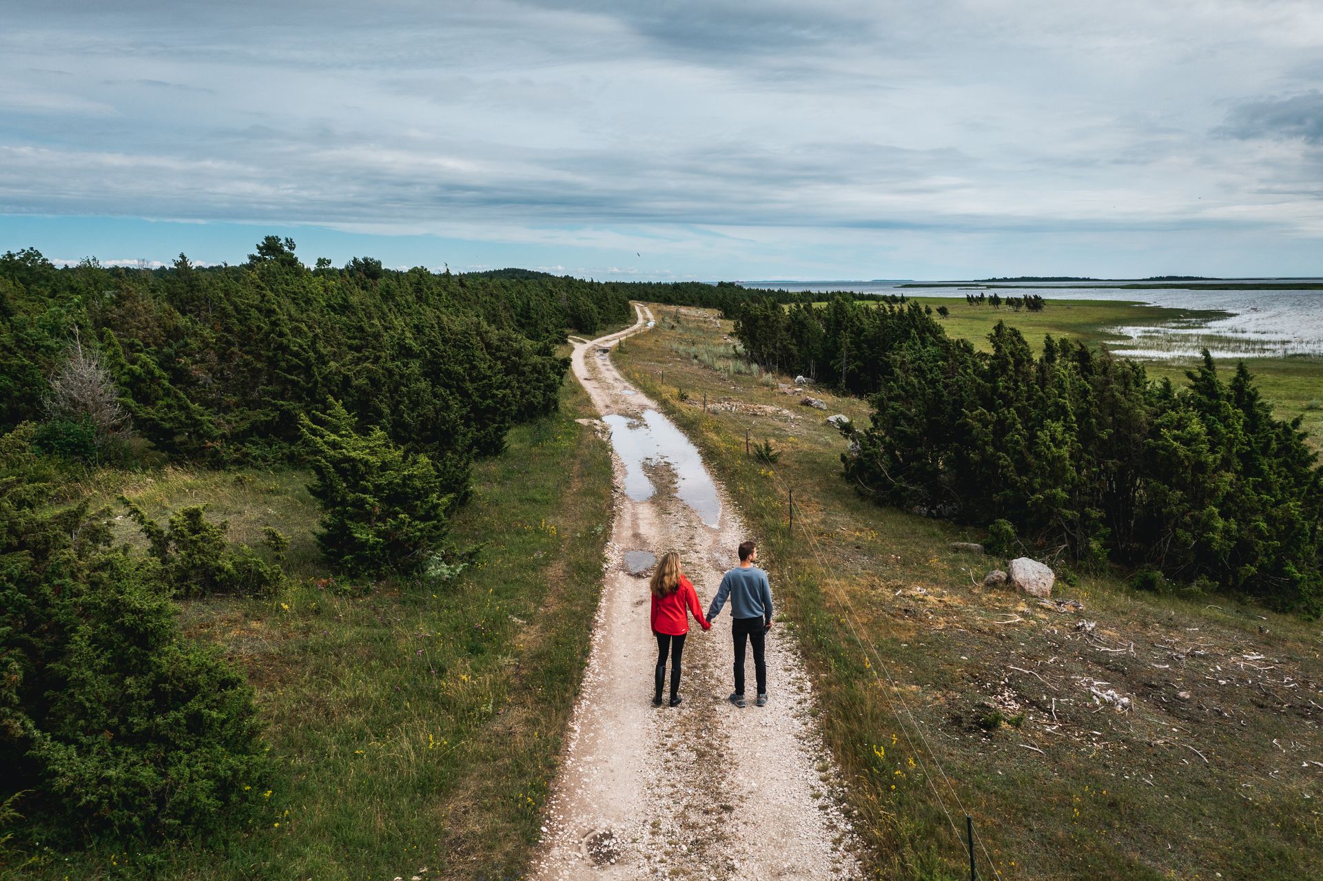 6,7 km pikkune Rumpo matkarada, mis on ääristatud madalate kadakatega, vasakul paistab laht