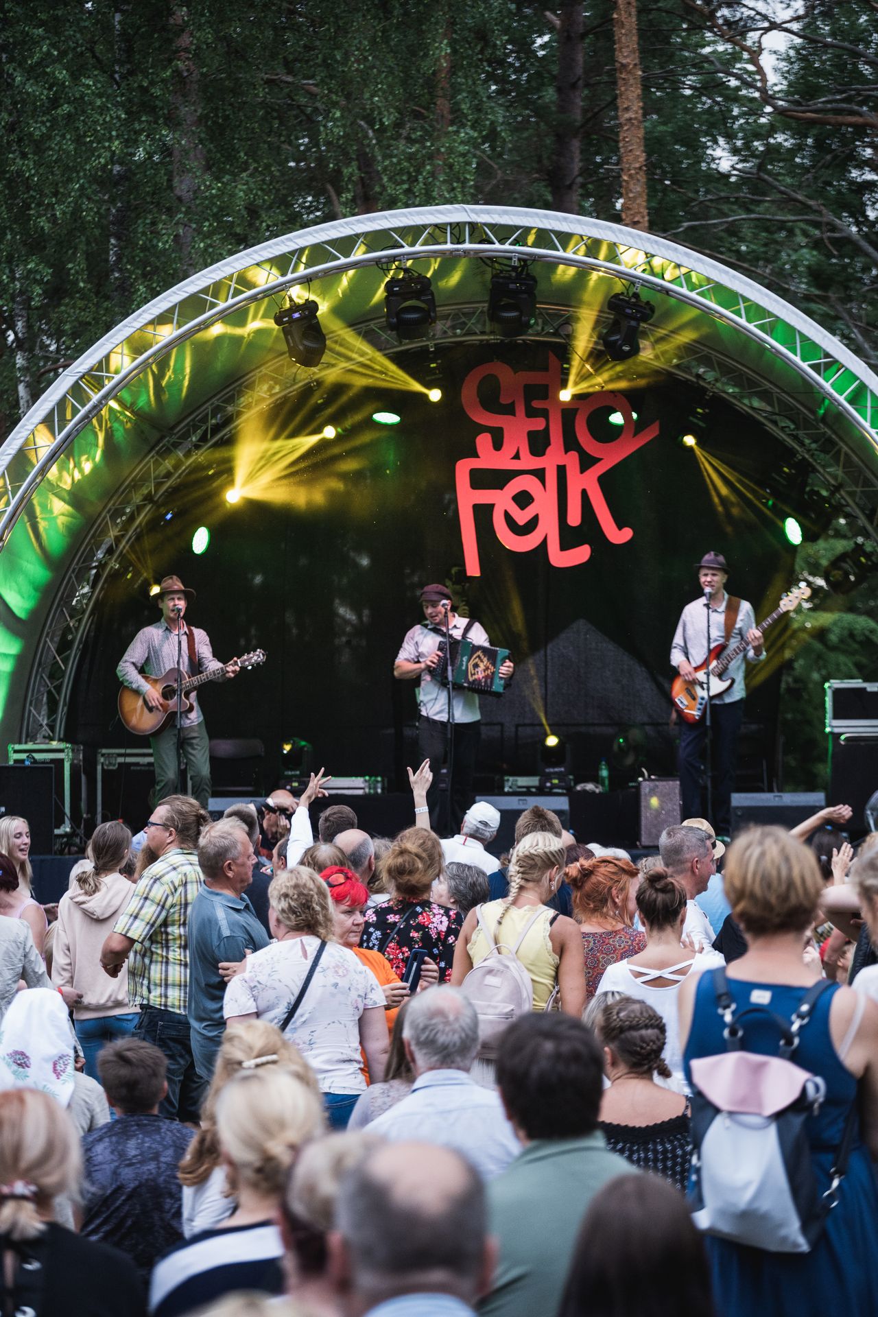 Seto Folk, kolmeliikmeline ansambel laval