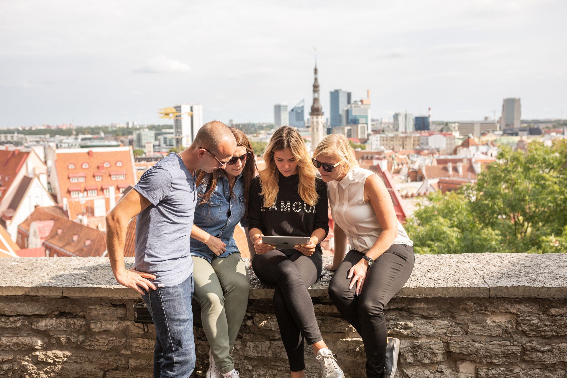 Turistid Tallinna vanalinnas