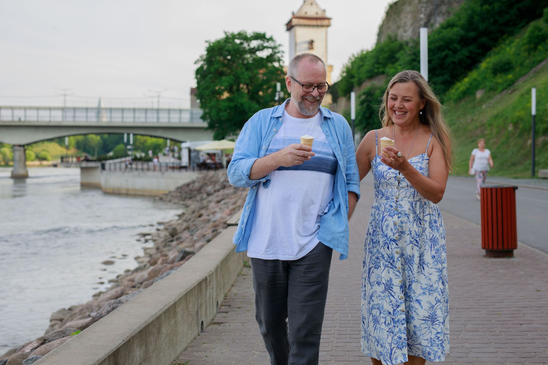Jalutajad Narva jõe ääres promenaadil