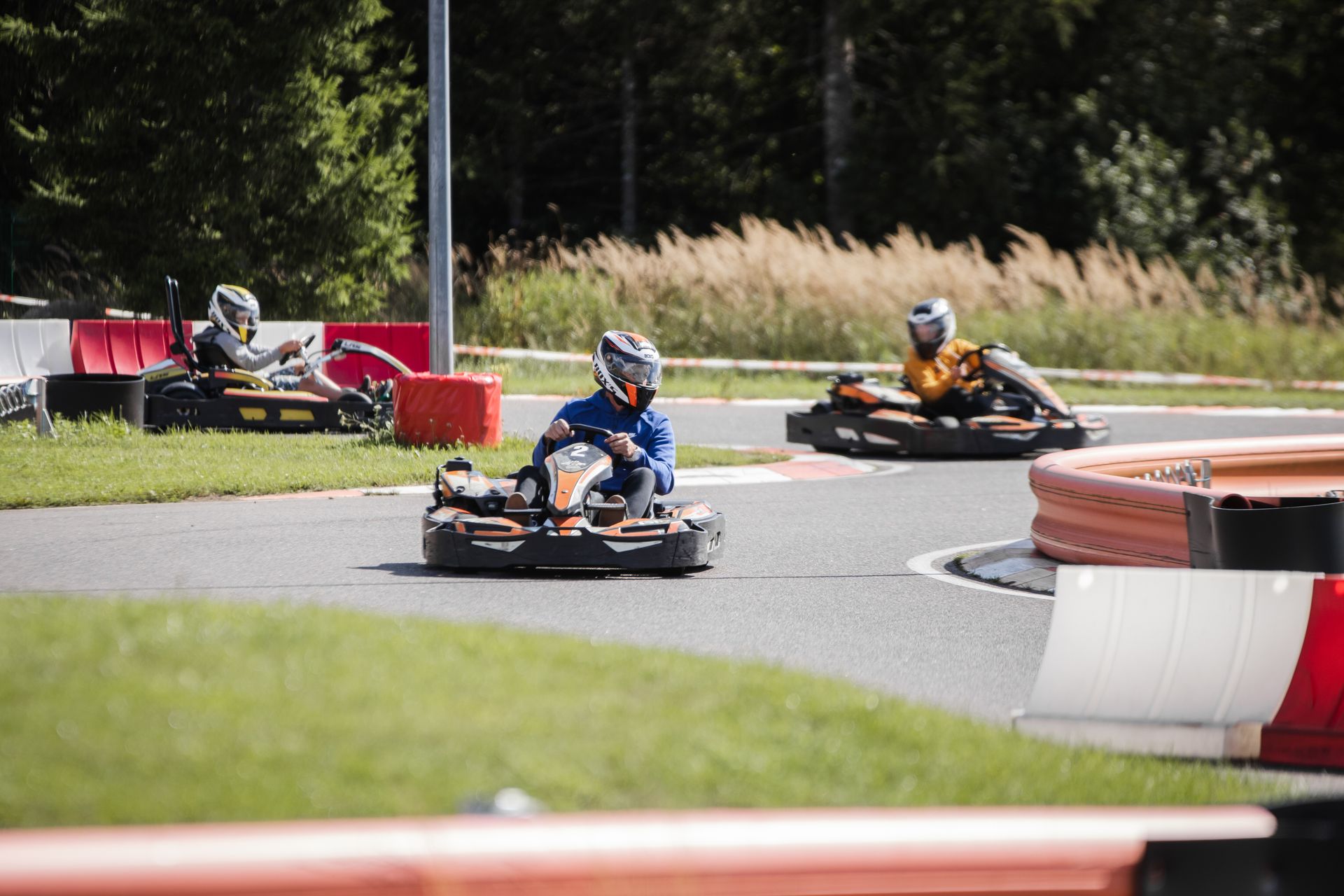 Inimesed sõidavad kartidega LaitseRallyPargis