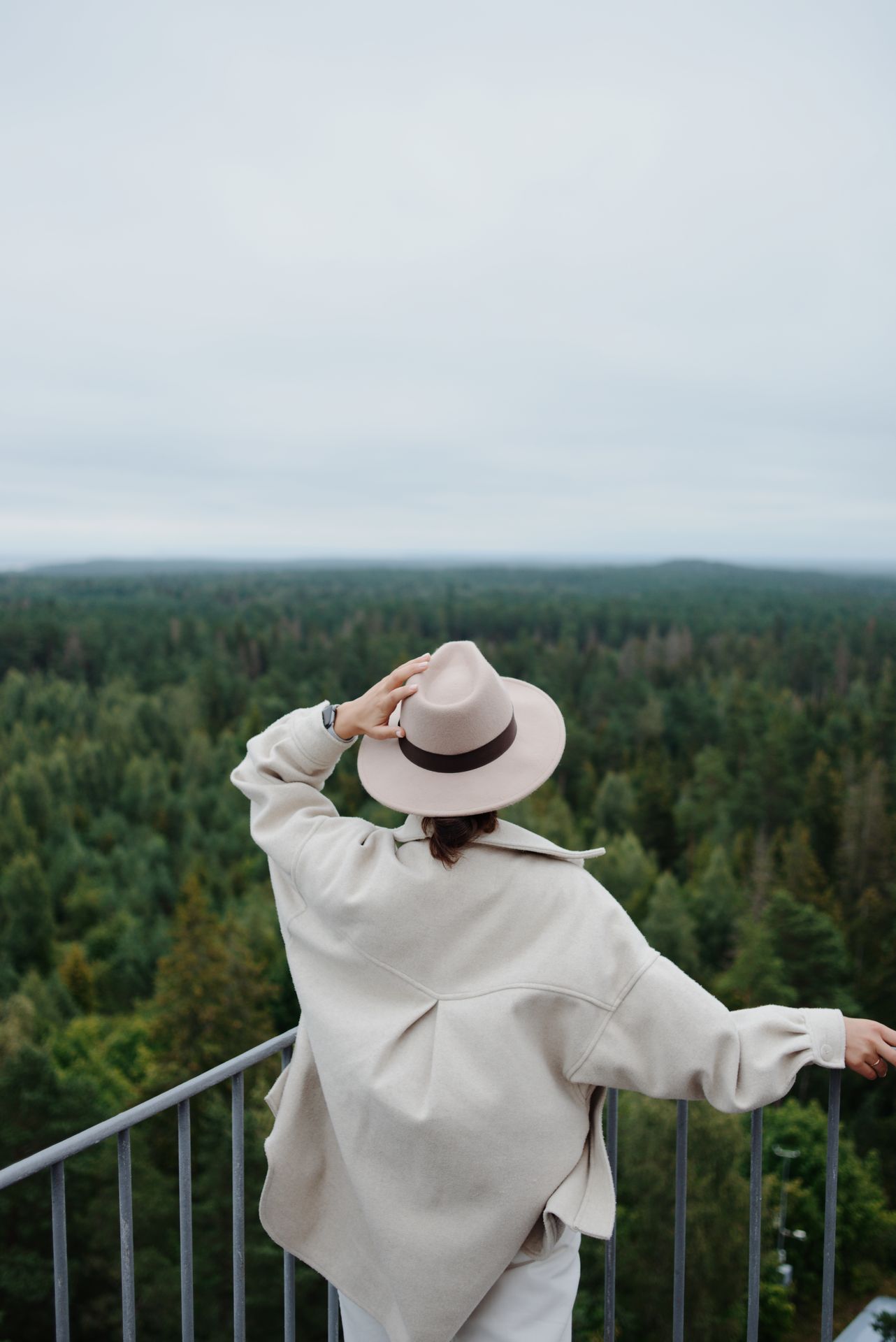 Naine vaatab Hiiumaal asuvast Kõpu tuletornist maastikku