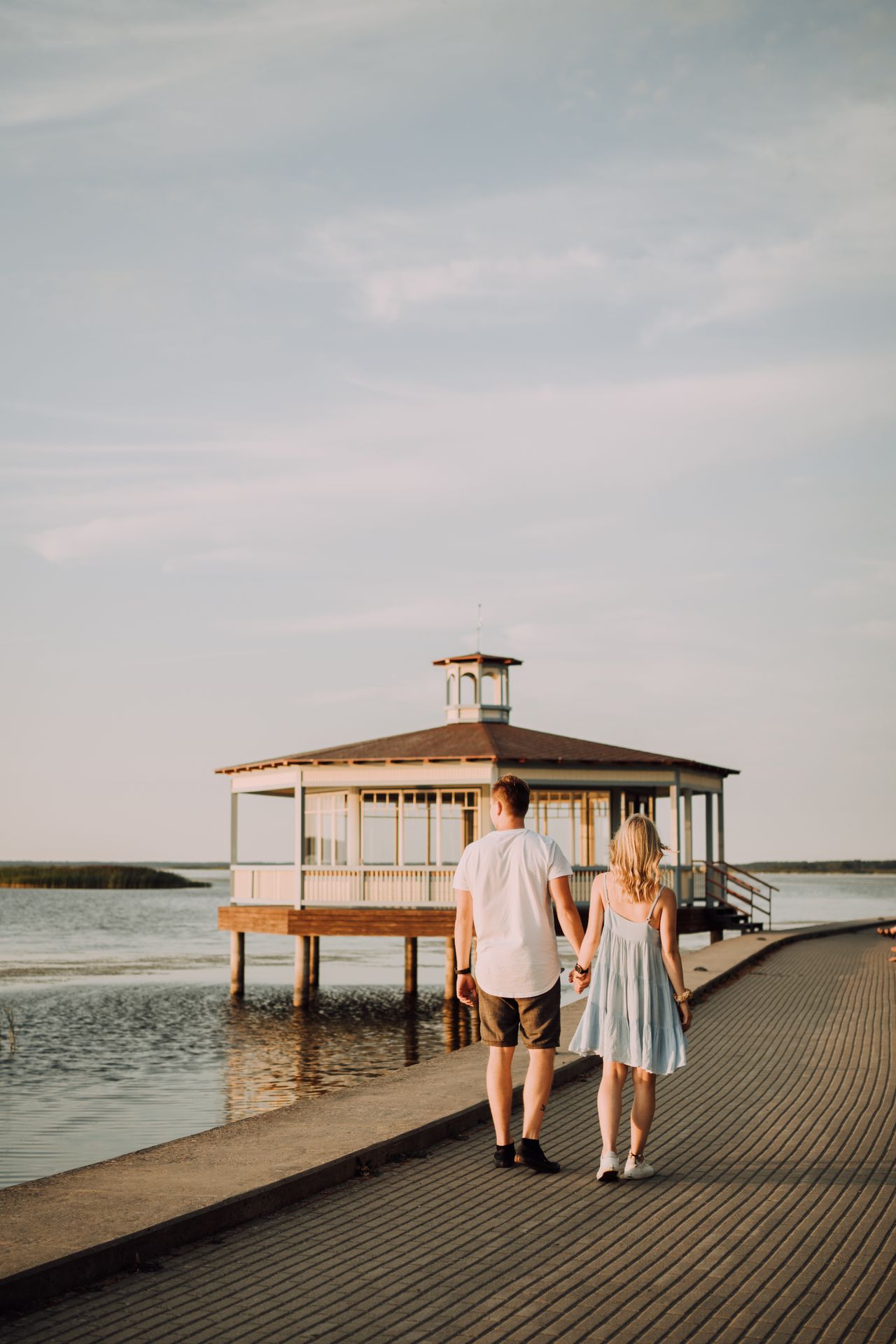 Paar jalutab suvisel Haapsalu promenaadil