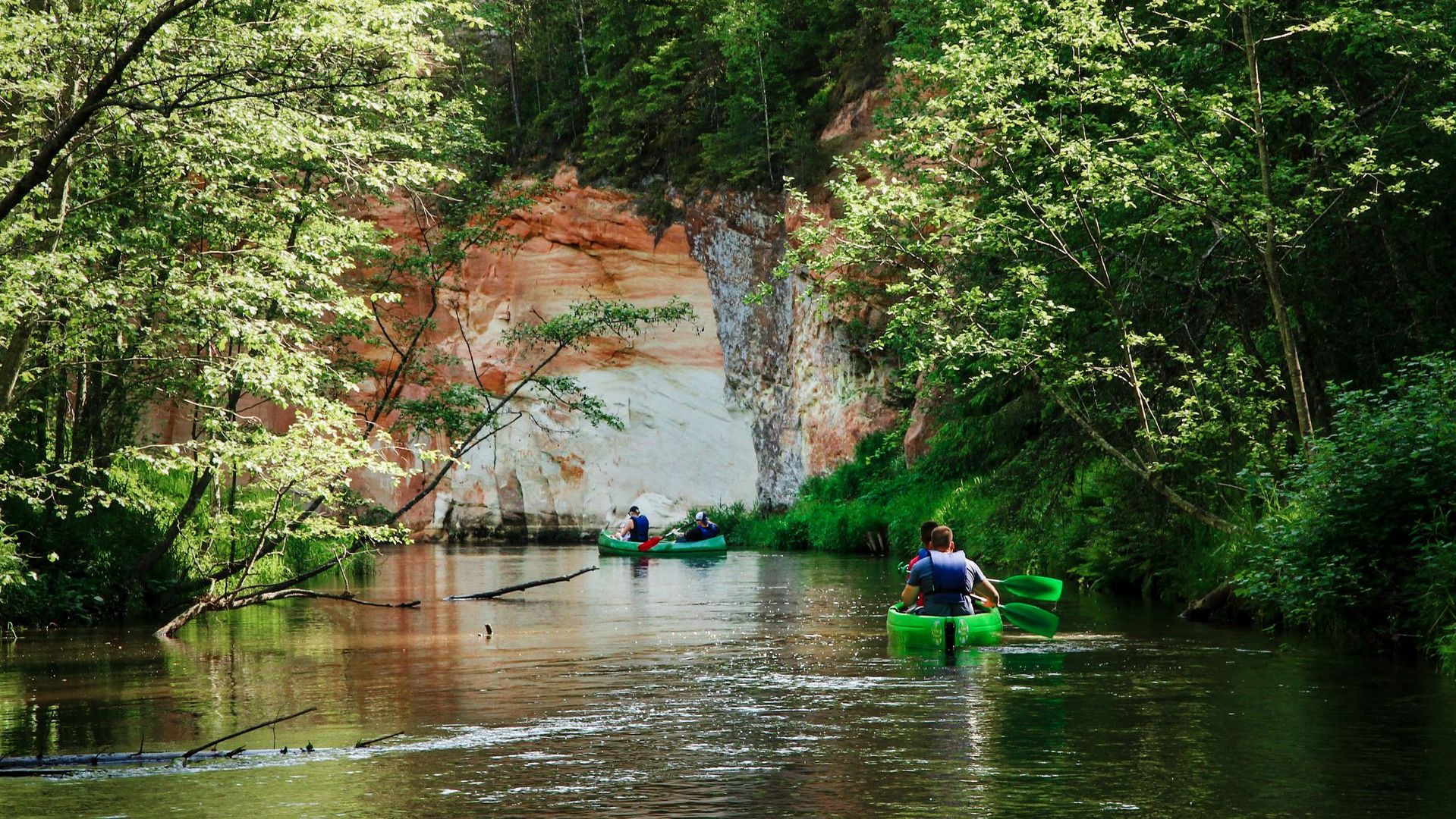 Inimesed sõidavad kanuuga Ahja jõel