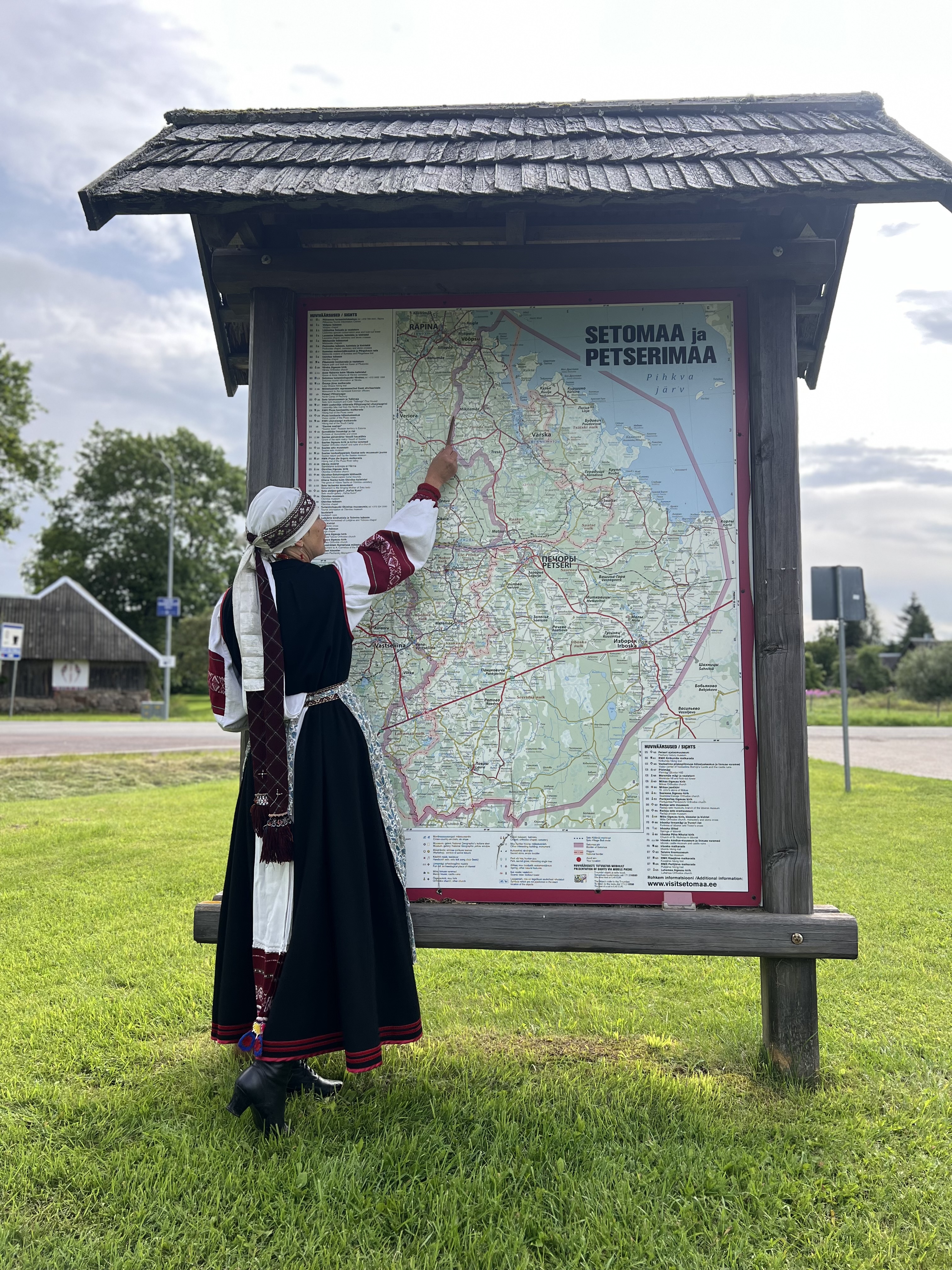 Seto guide explains history of Setomaa at map in Obinitsa