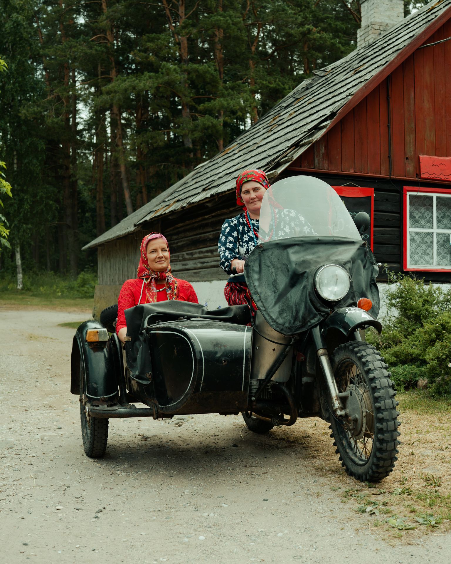 Kihnu naised mootorrattal