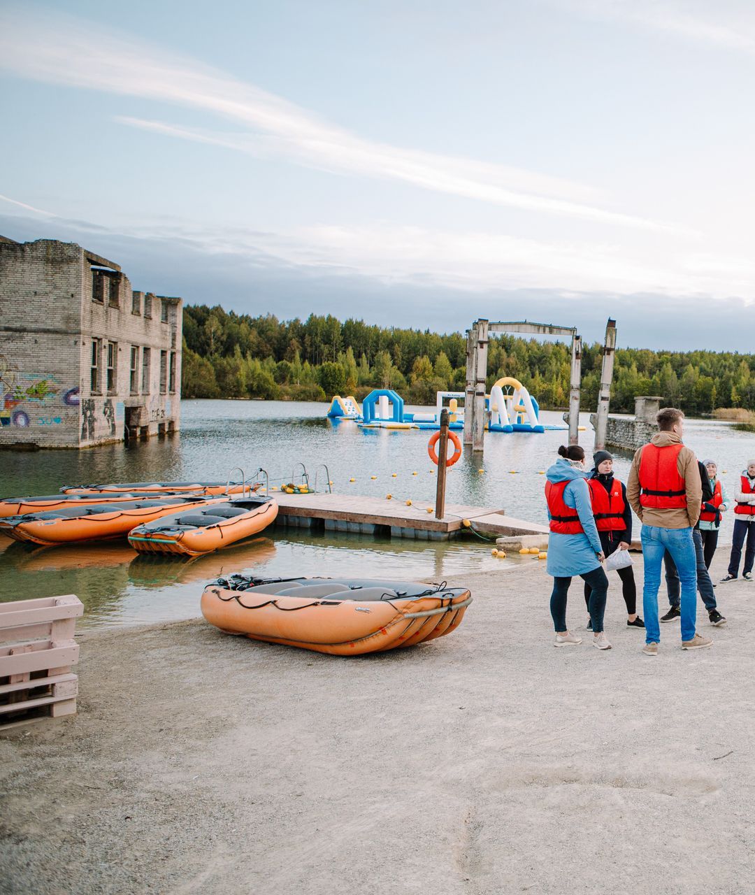 Karjers ar tirkīza zilu ūdeni un ēku paliekām