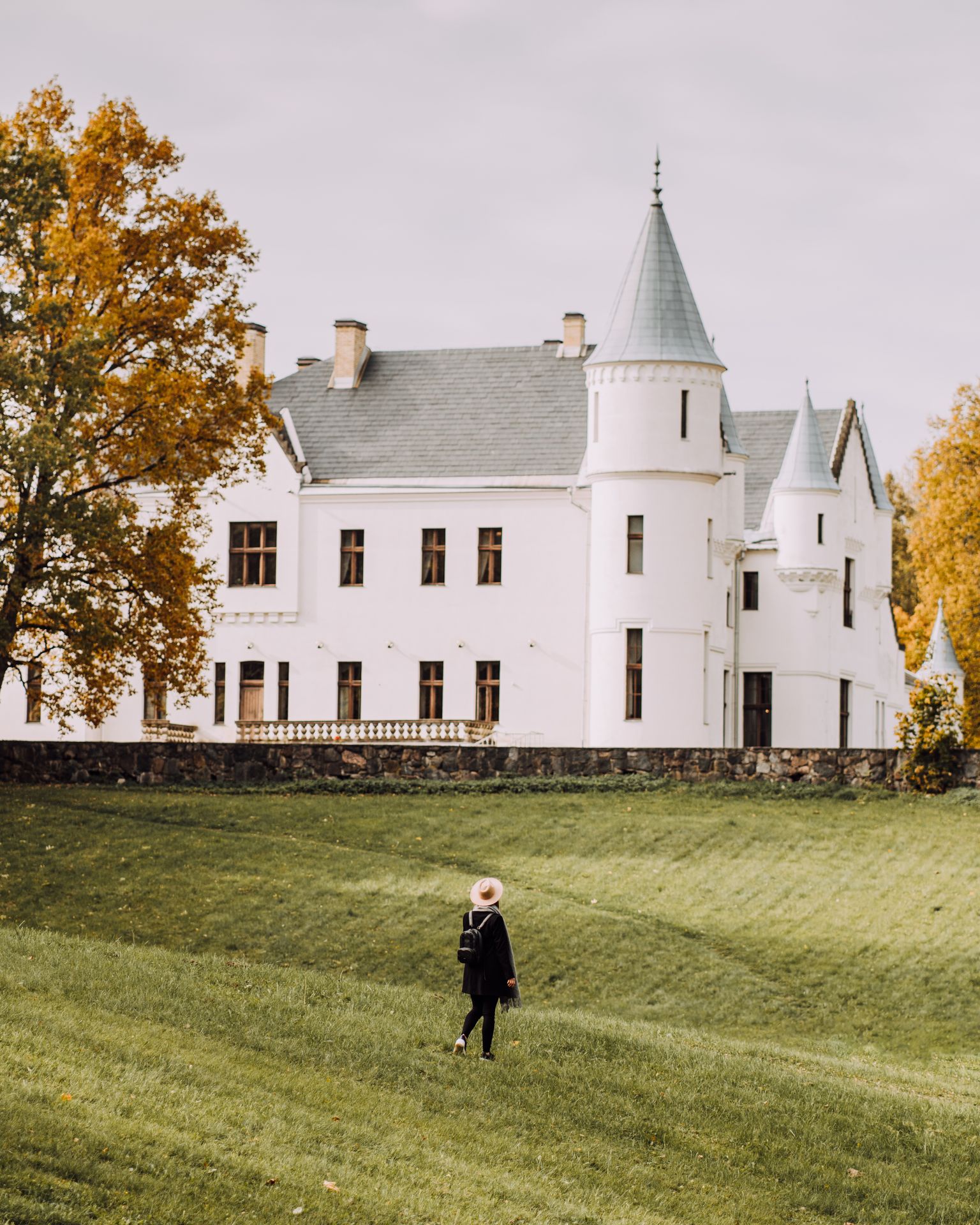 Inimene jalutab sügisesel päeval Alatskivi loss taustal