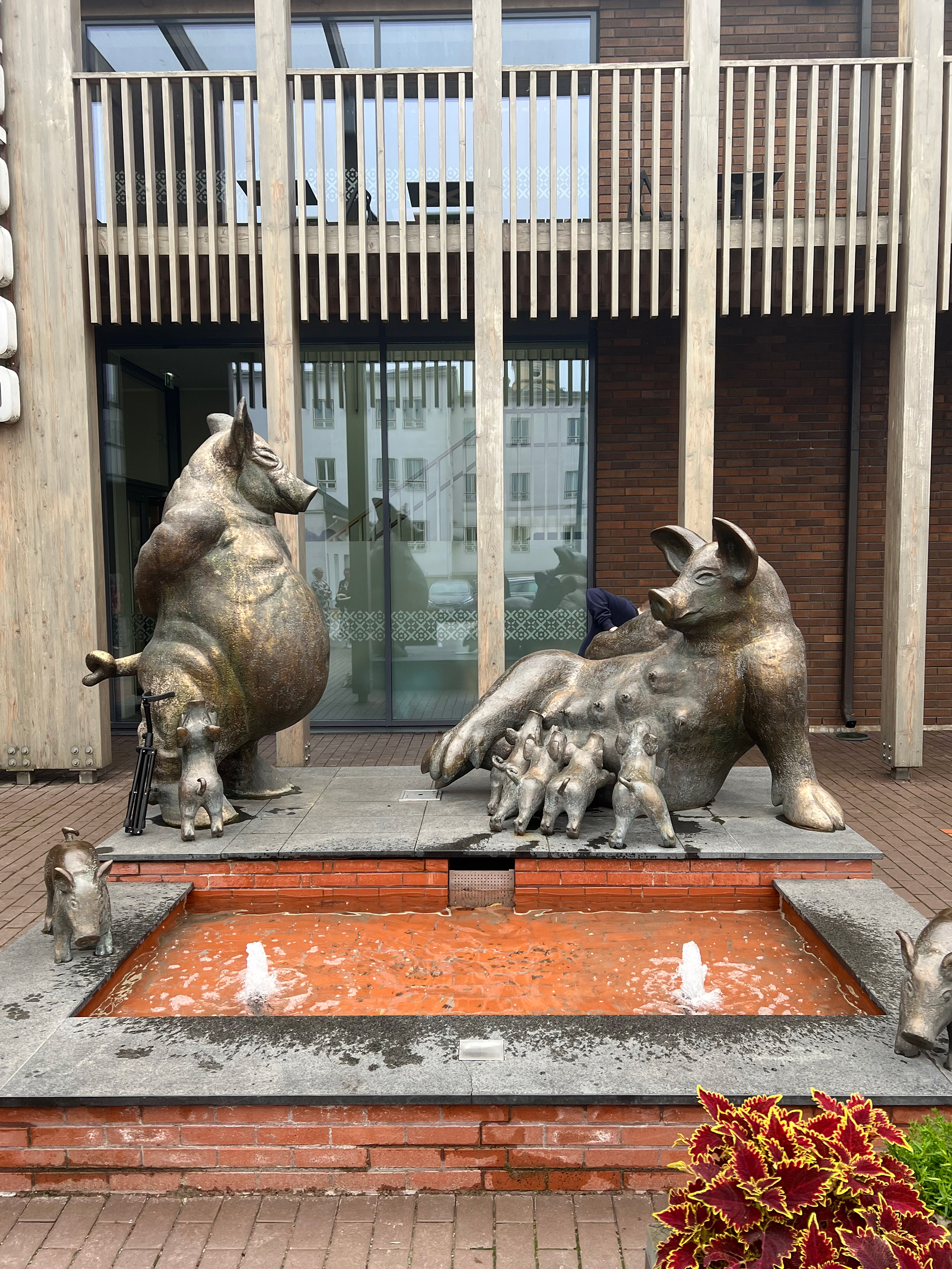 Die Schweineskulptur in Võru