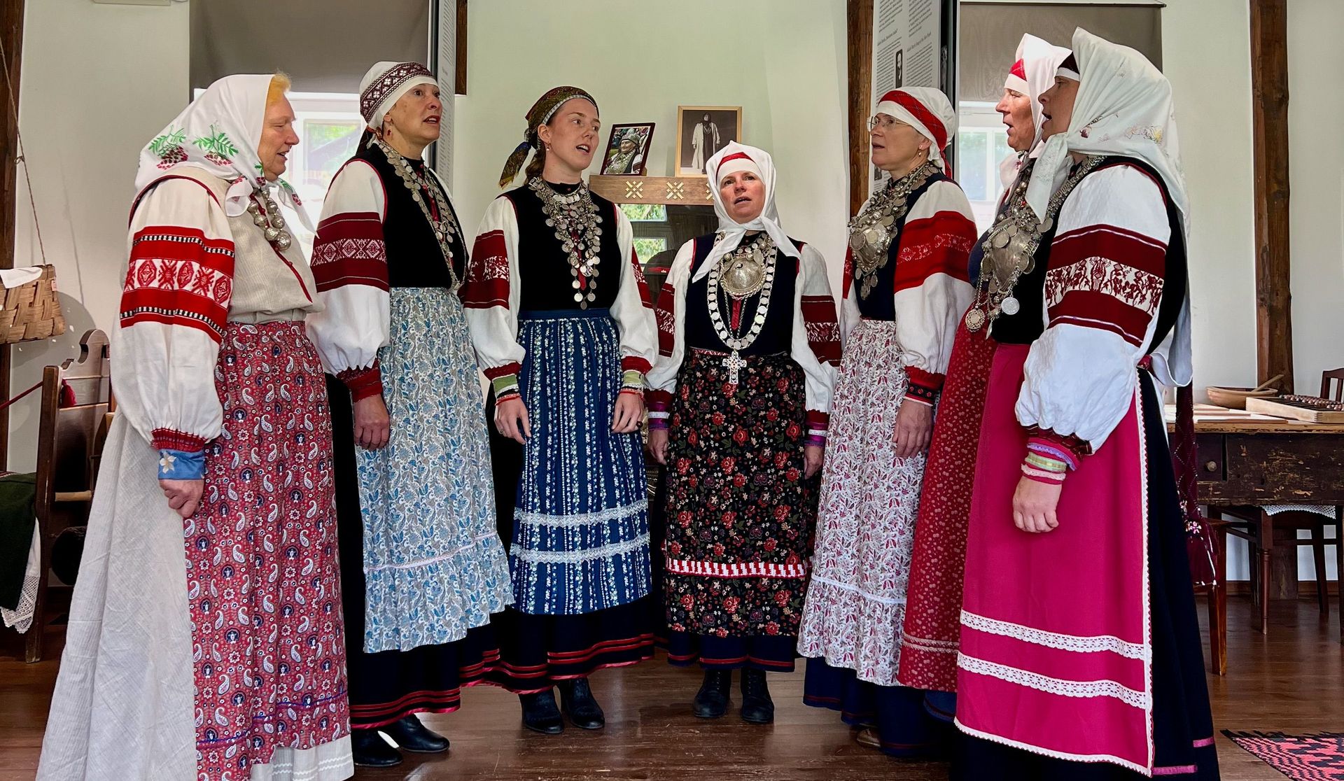 Eien Frauengruppe in Trachten singt den setukesischem Leelo