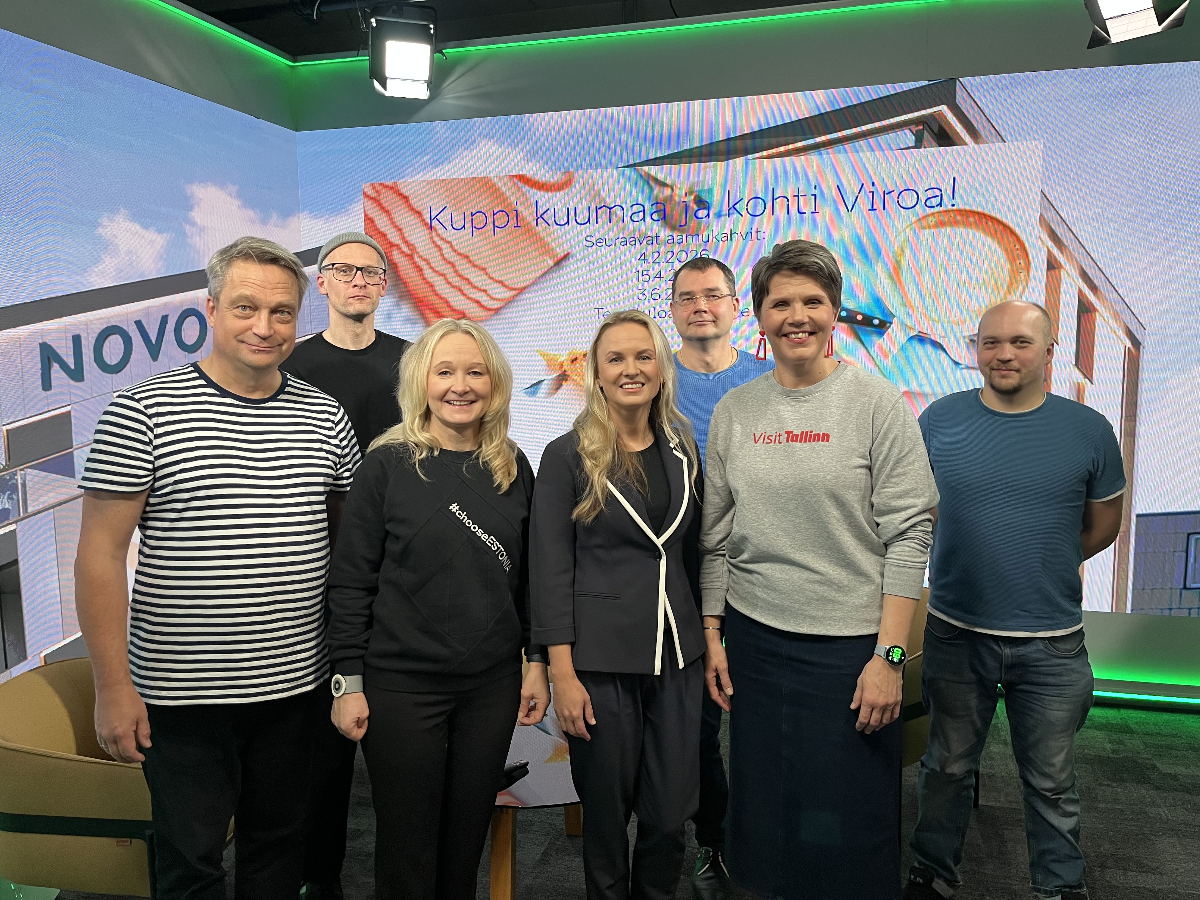 Osallistujat TV studiossa