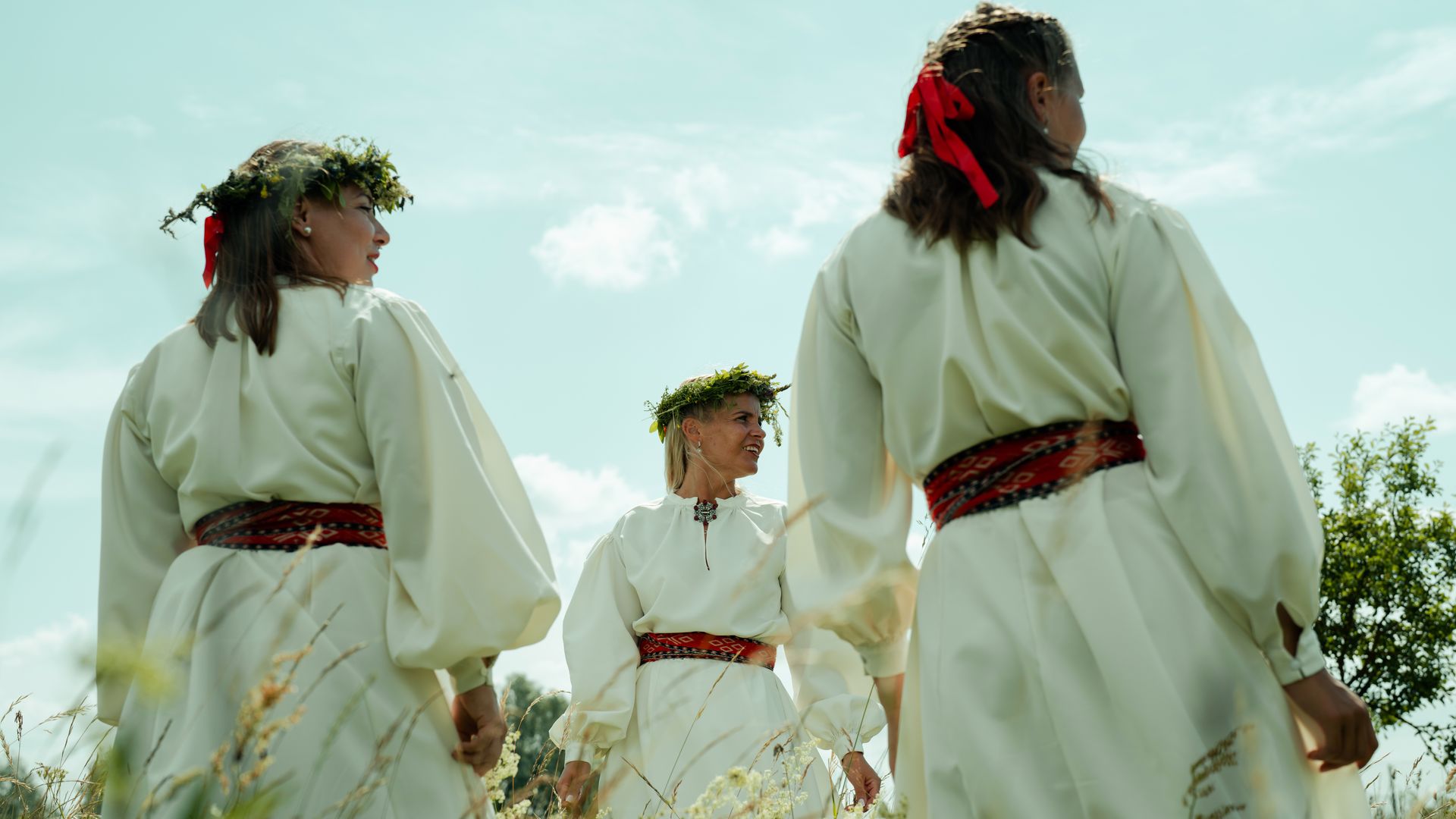 Naised rahvarõivais