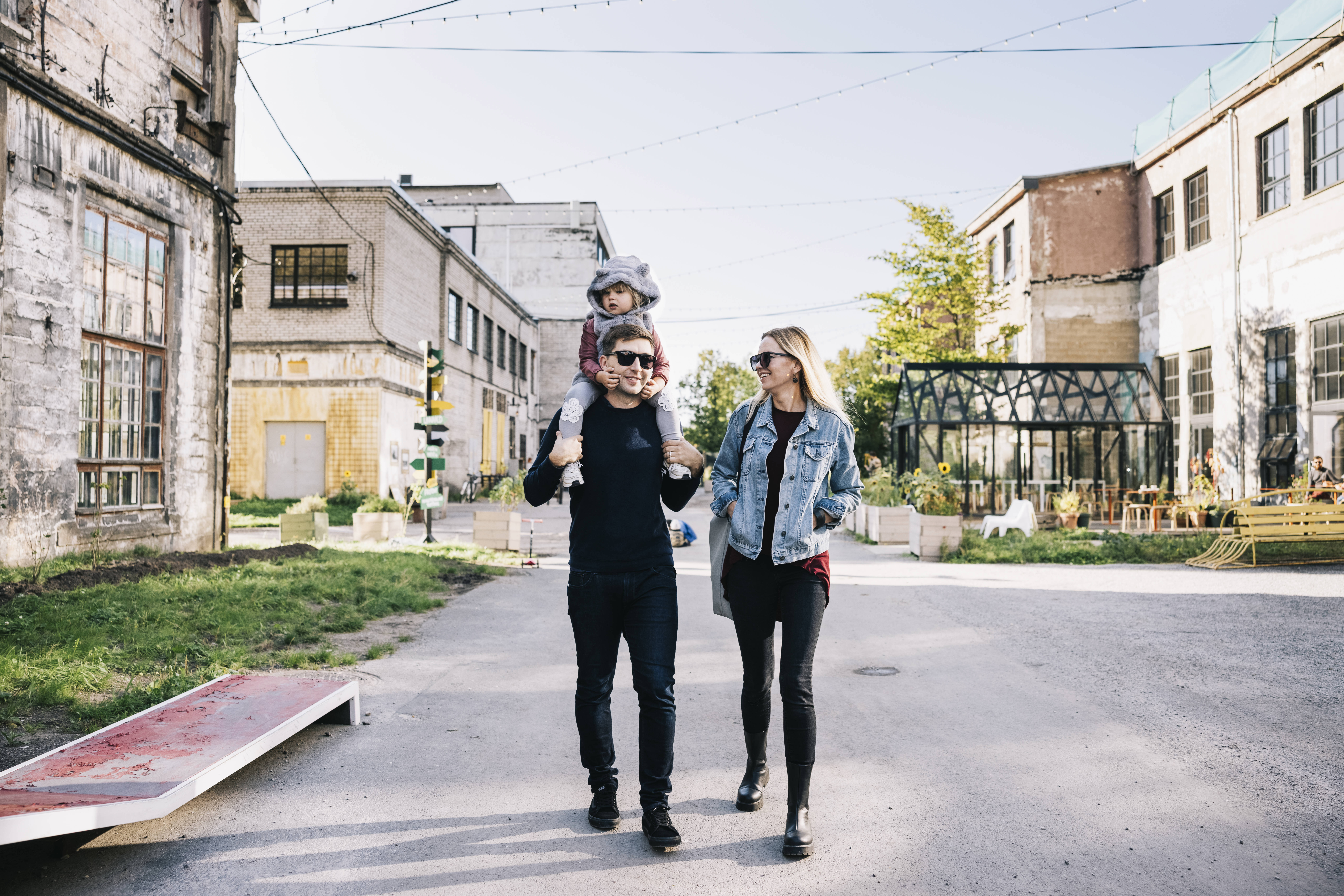 Noor pere jalutab Põhjala tehase majade vahel