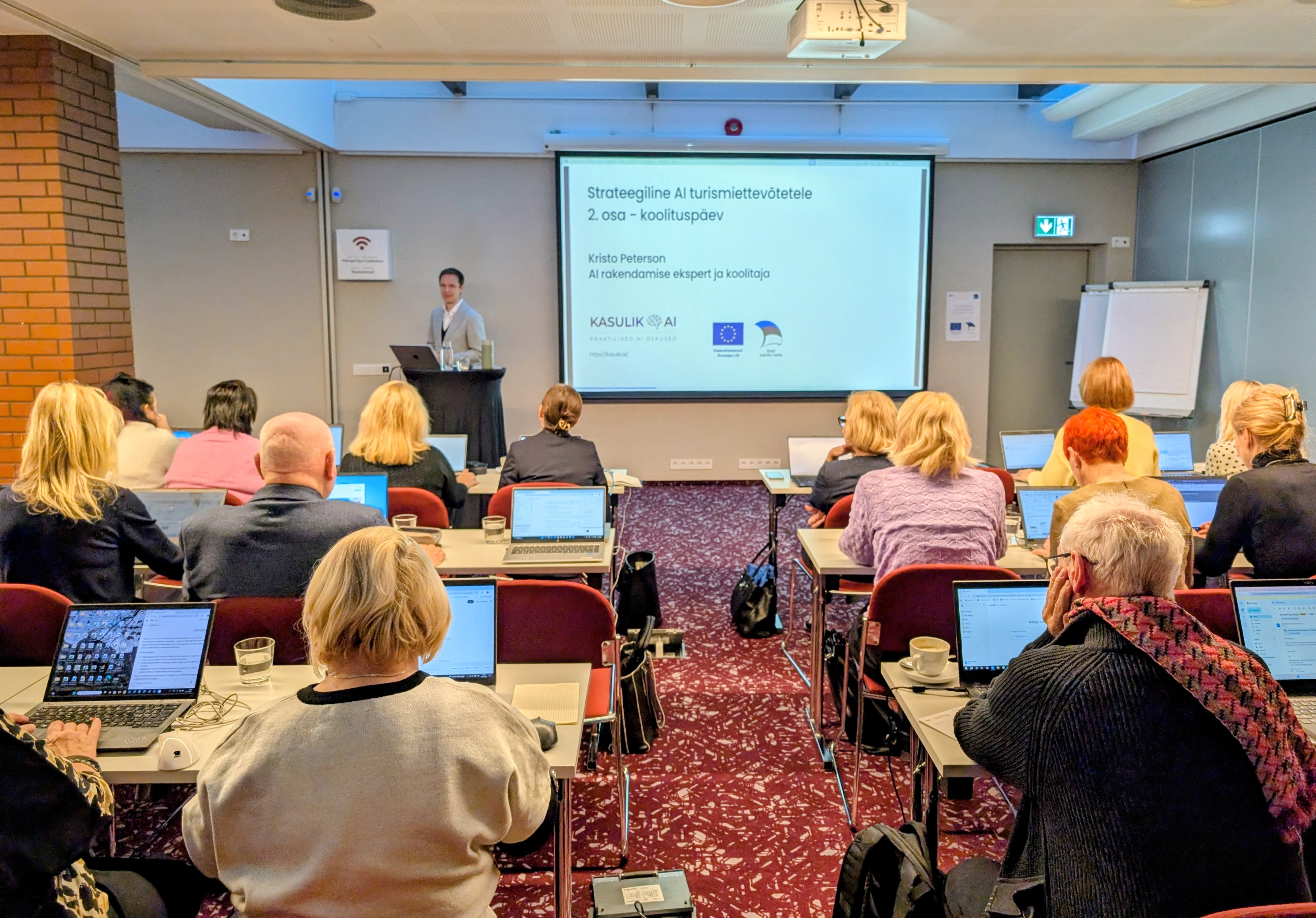 Kristo Peterson turismiettevõtete AI koolitusel