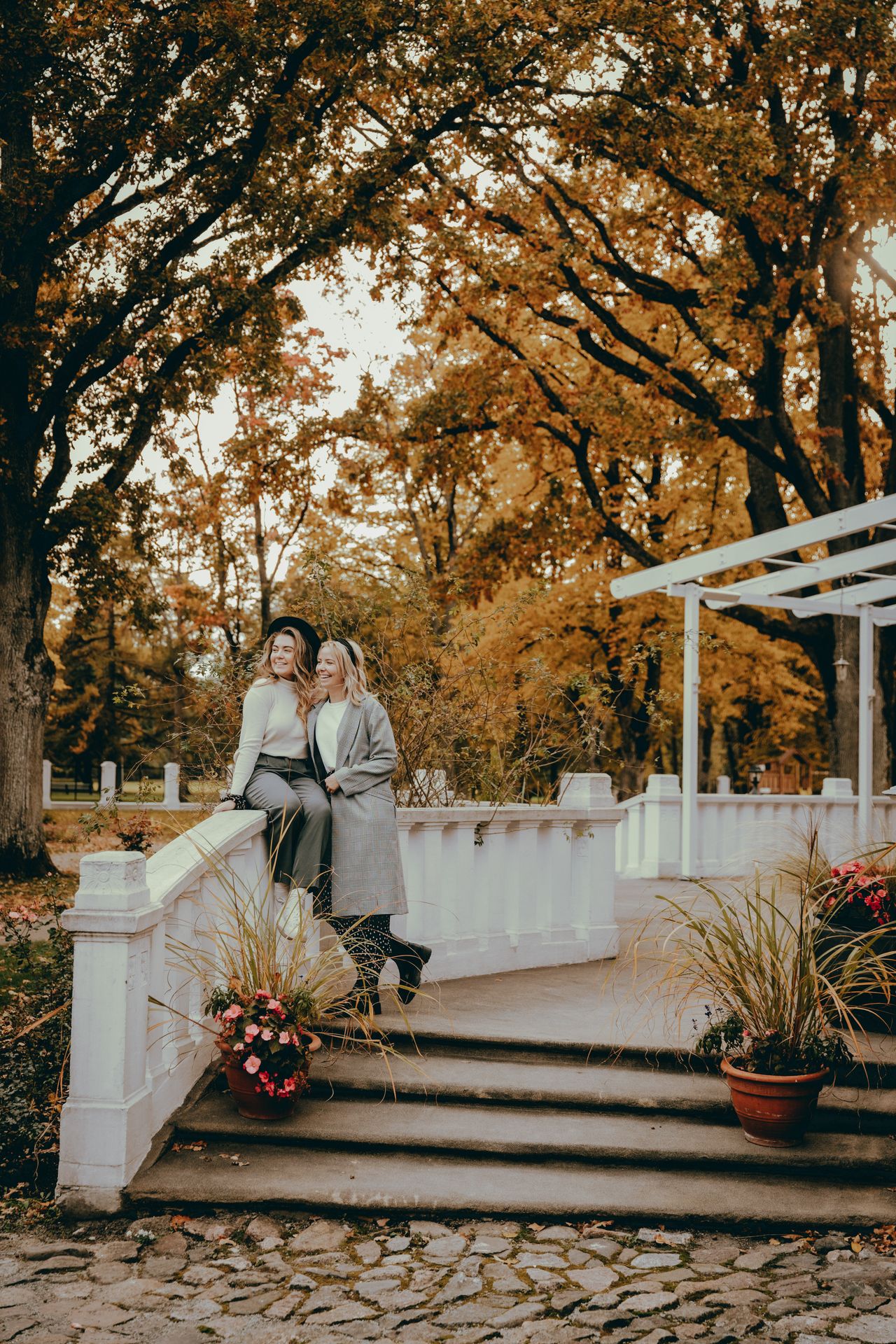 Kaks naist, üks istub ja teine seisab, Ammende villa trepil