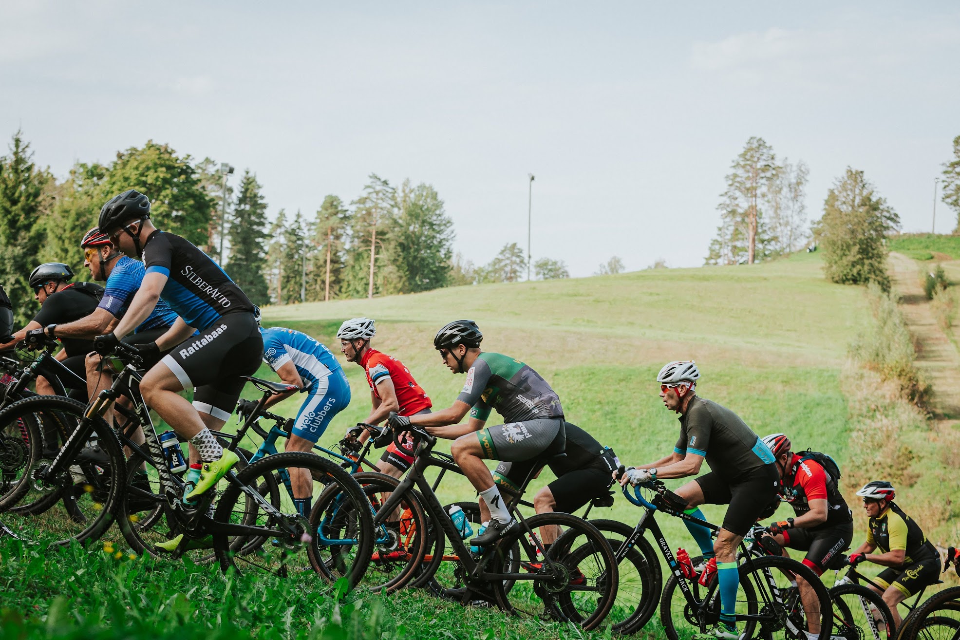 Tartu Rattamaratonil osalejad mäest üles sõitmas