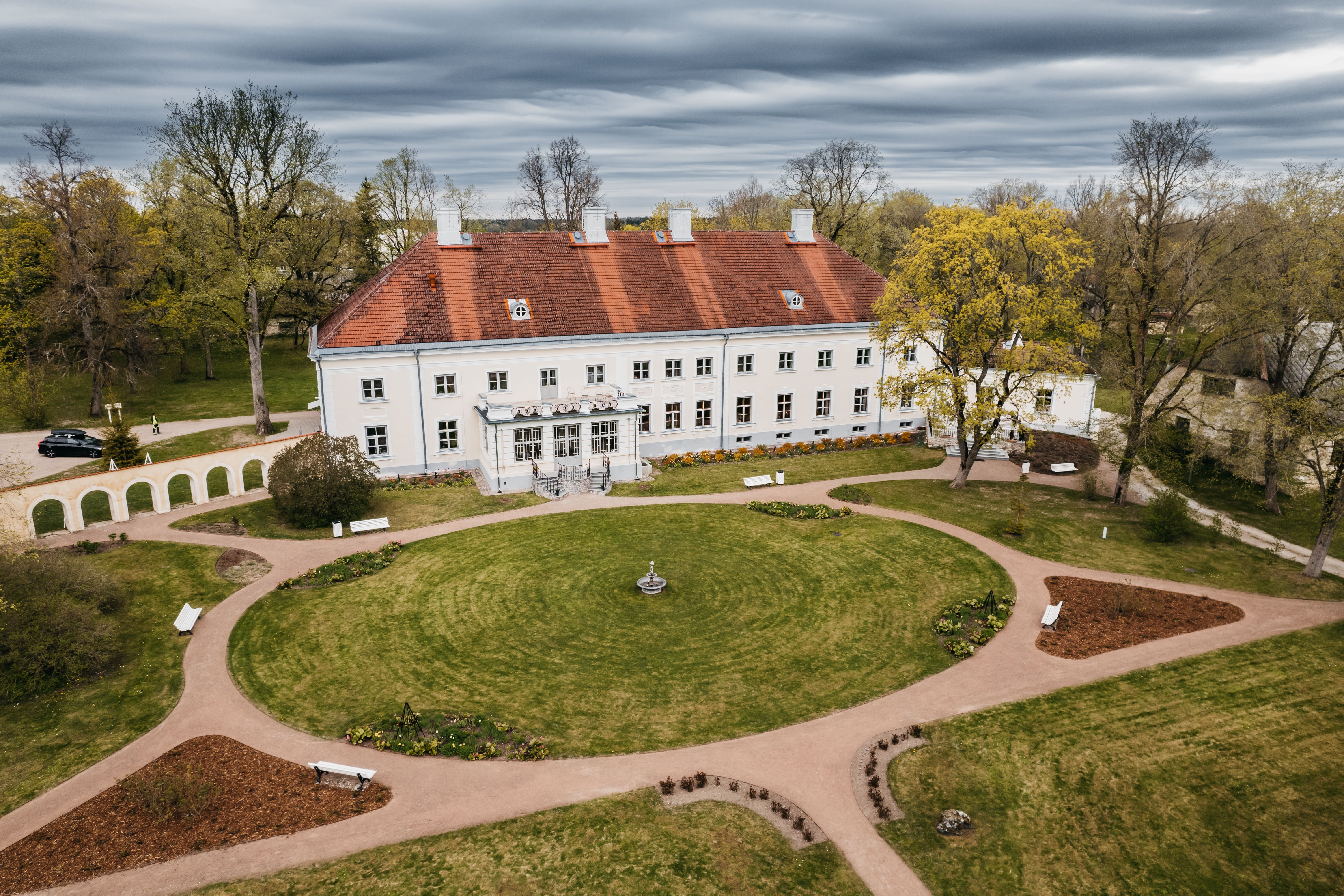 A Leisurely Manor Tour