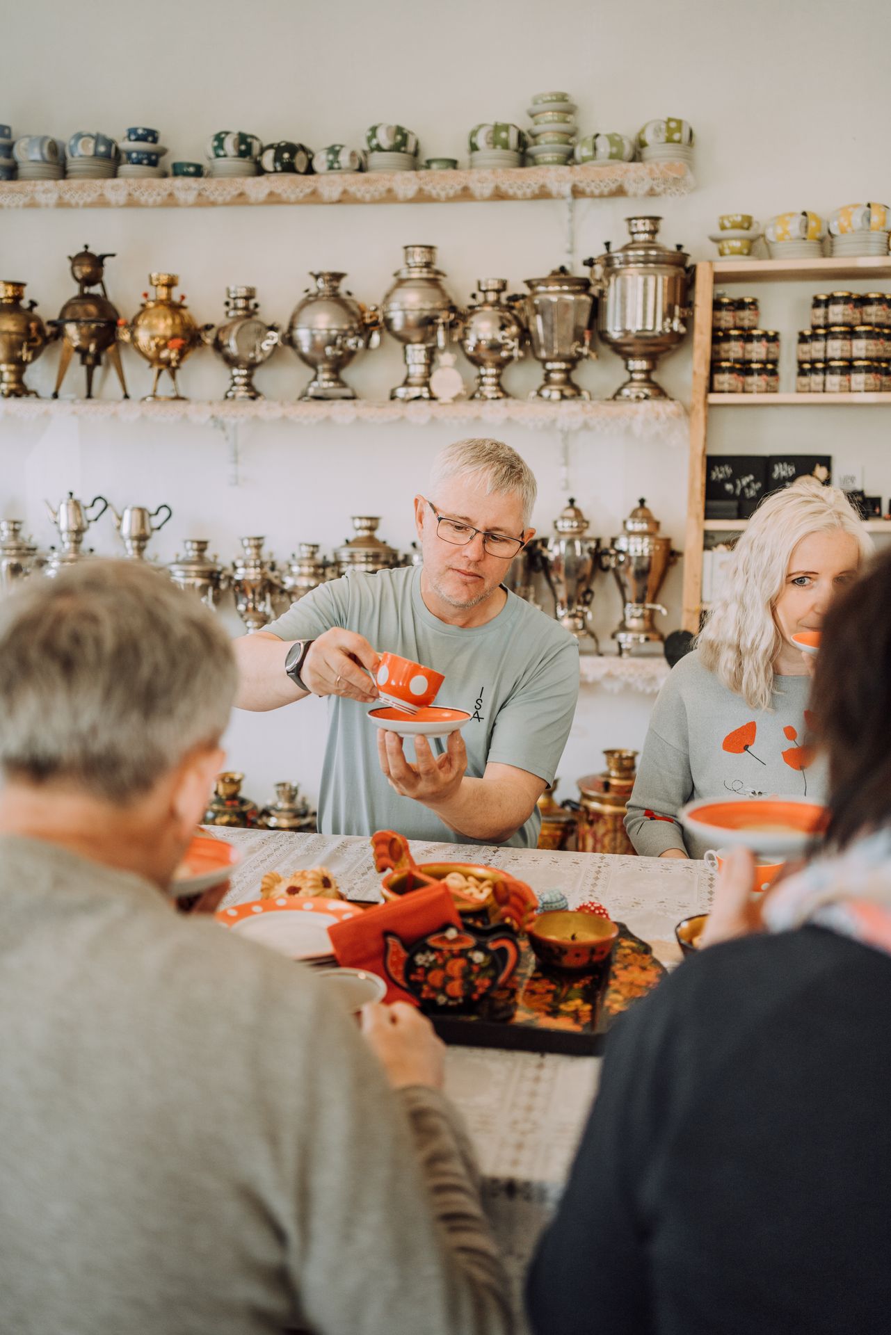 Samovarimaja Varnjas tee joomine