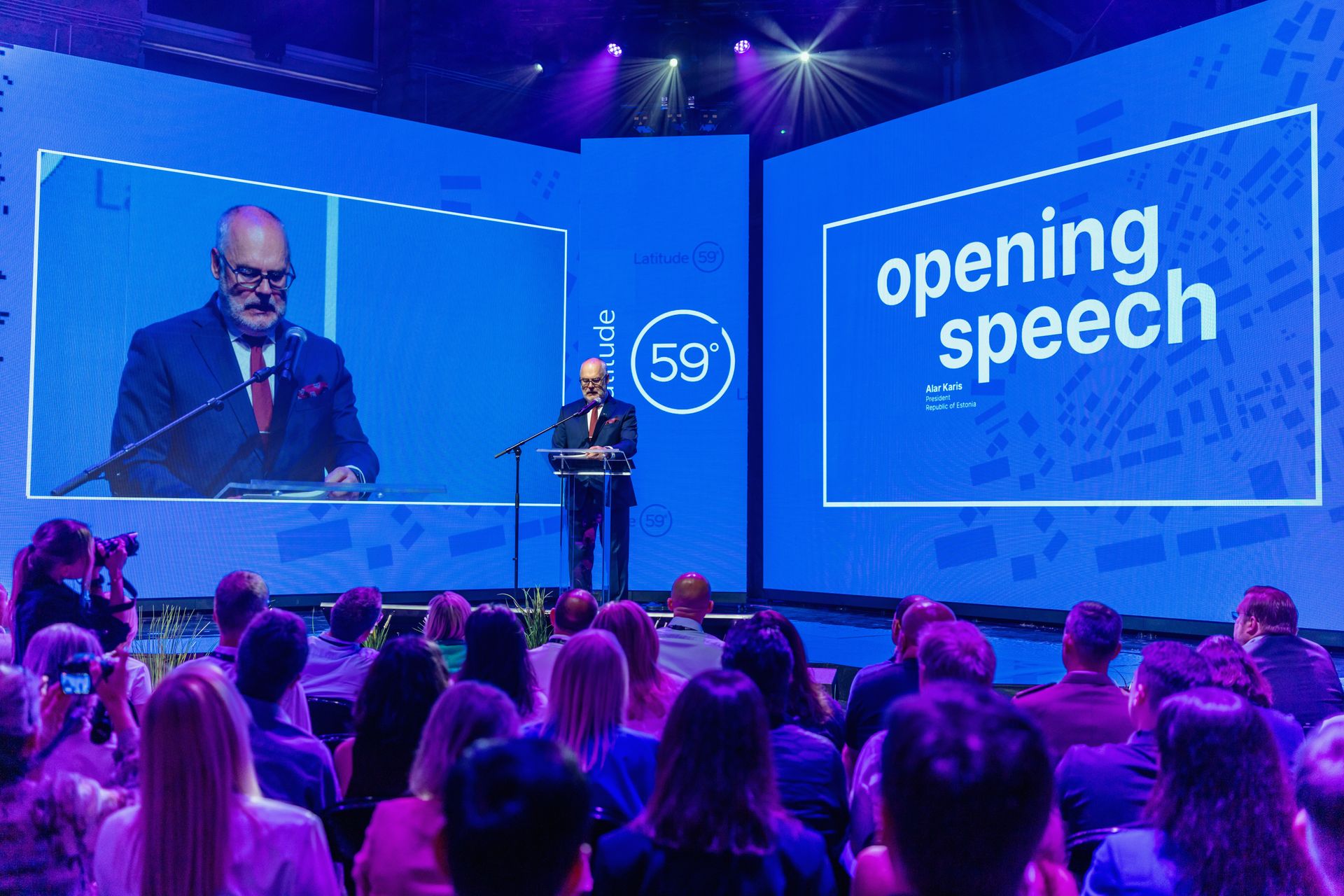 President Alar Karis konverentsil kõnet pidamas