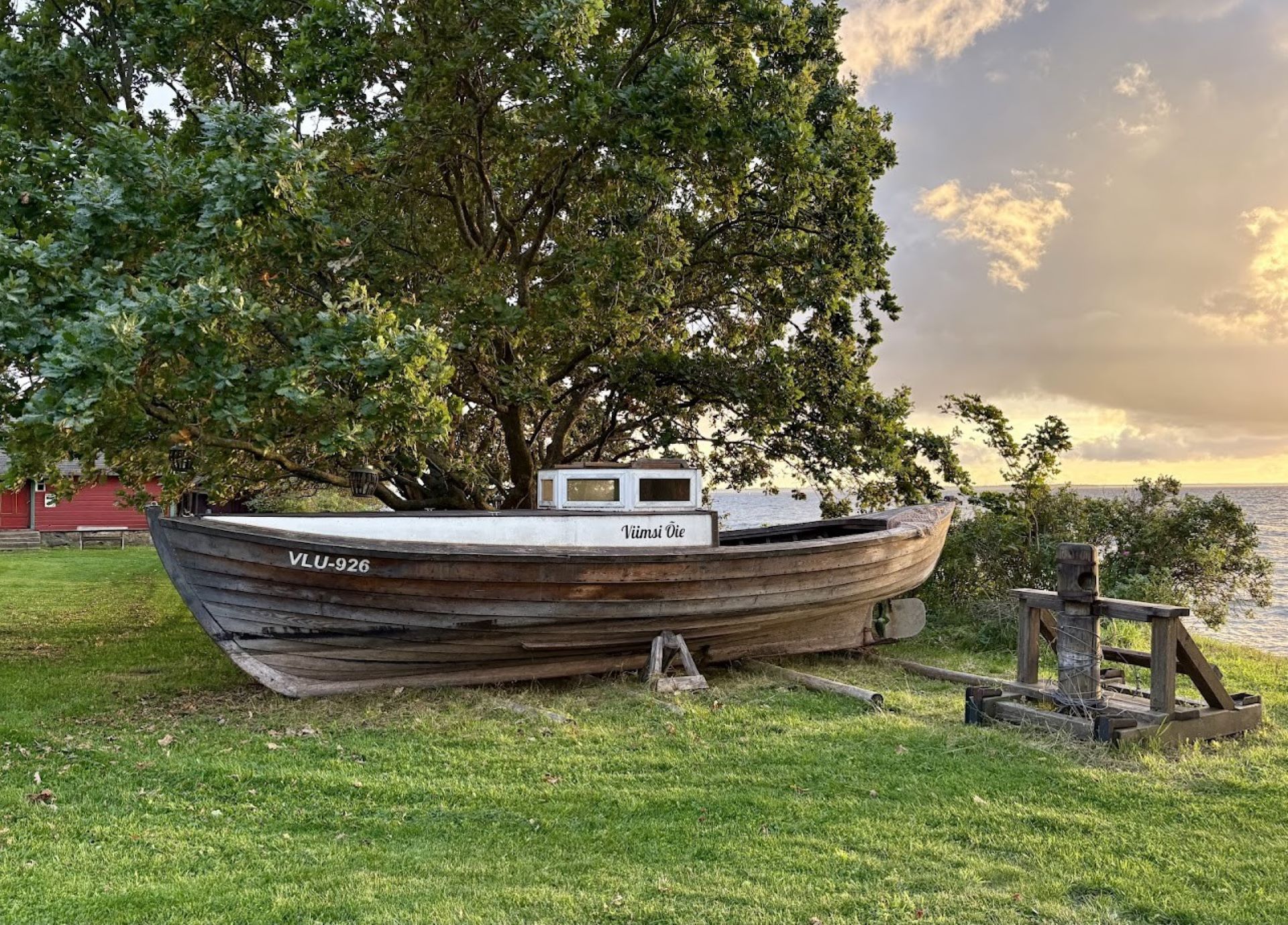 Paat Viimsi rannarahva muuseumi õuel