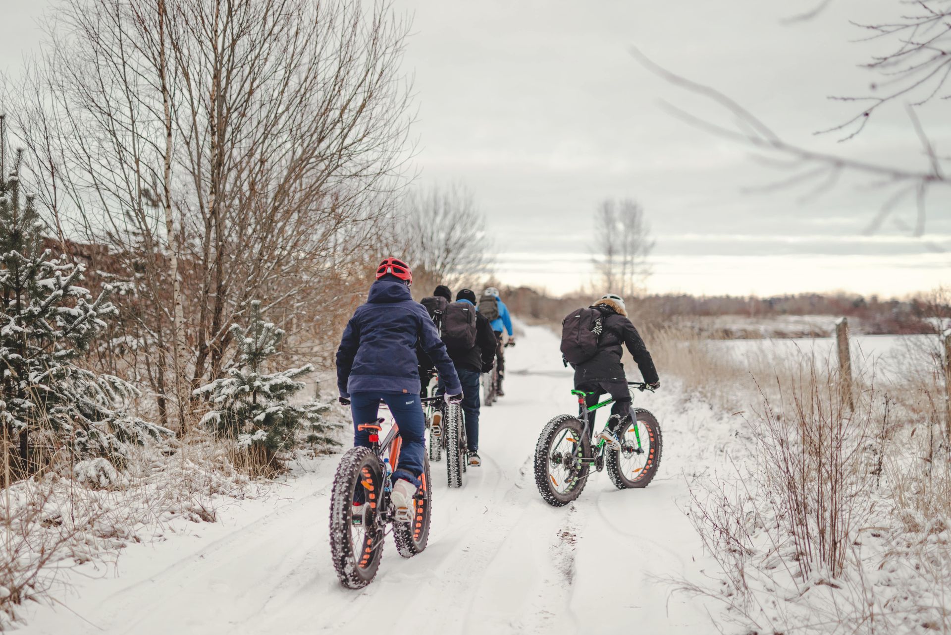 Snowy off-road cycling in Rummu quarry