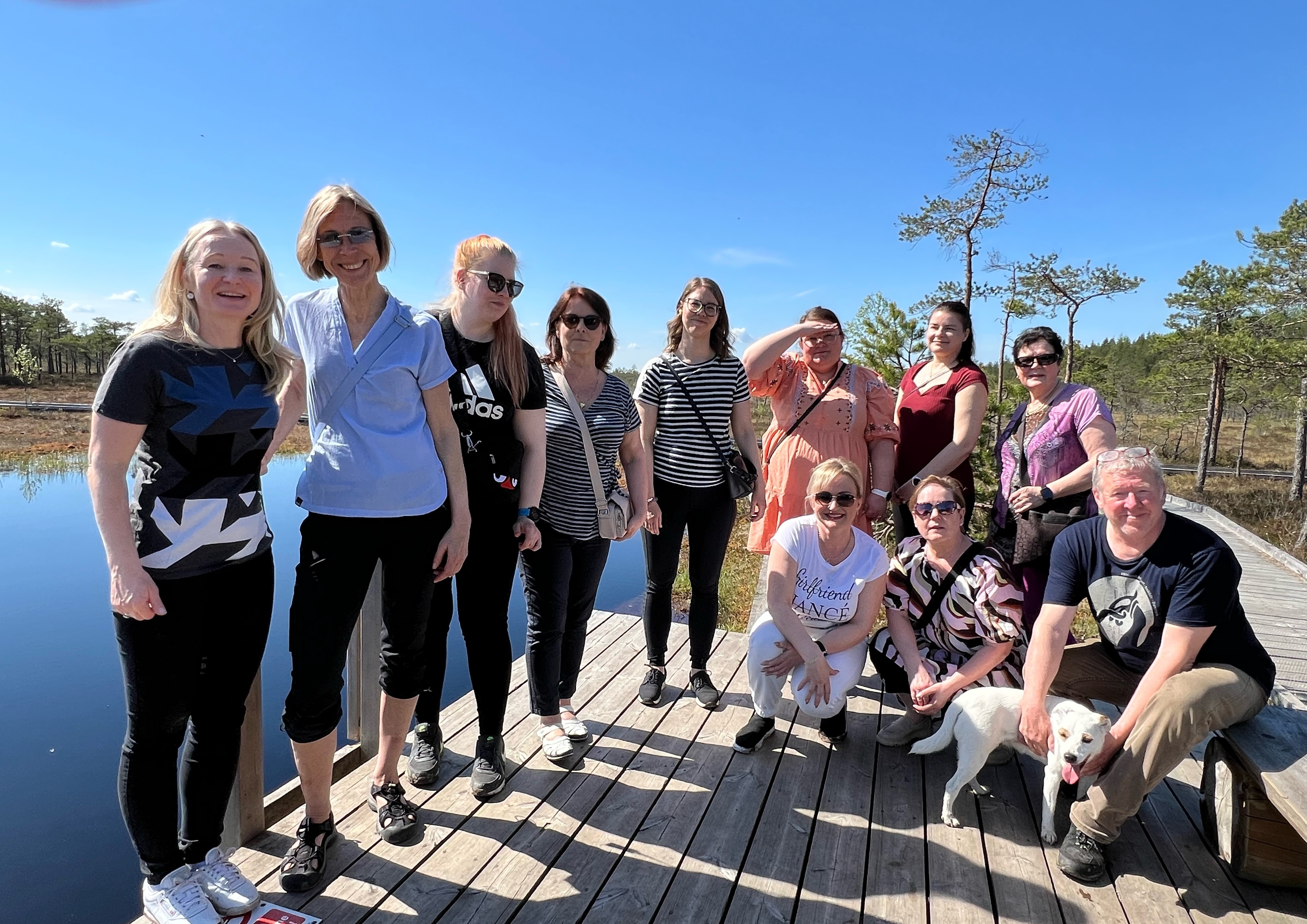 Ryhmä luonnossa, suojärven rannalla