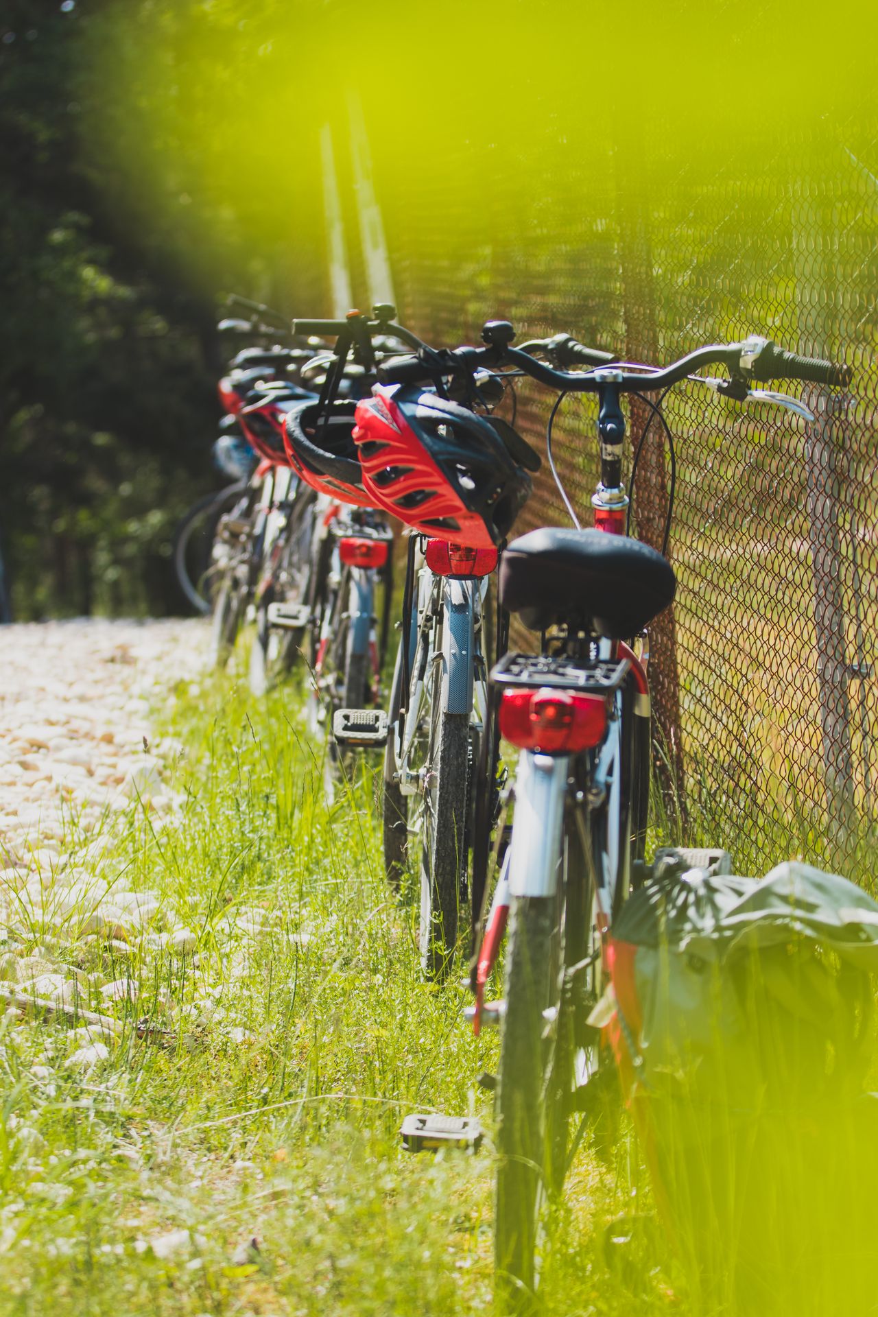 Traataia ääres seisvad jalgrattad