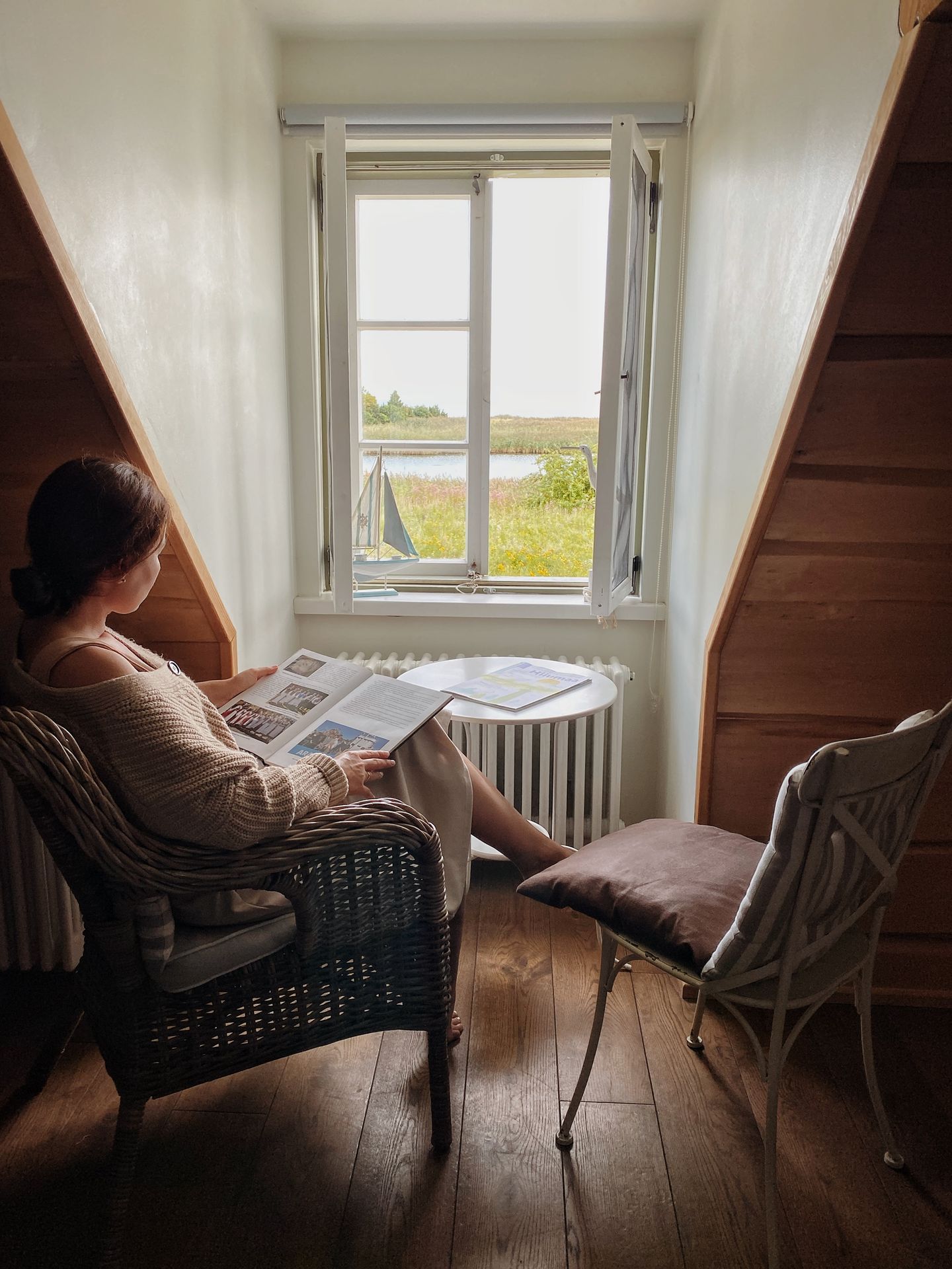 Nainen rentoutuu hotellissa Viron saarella